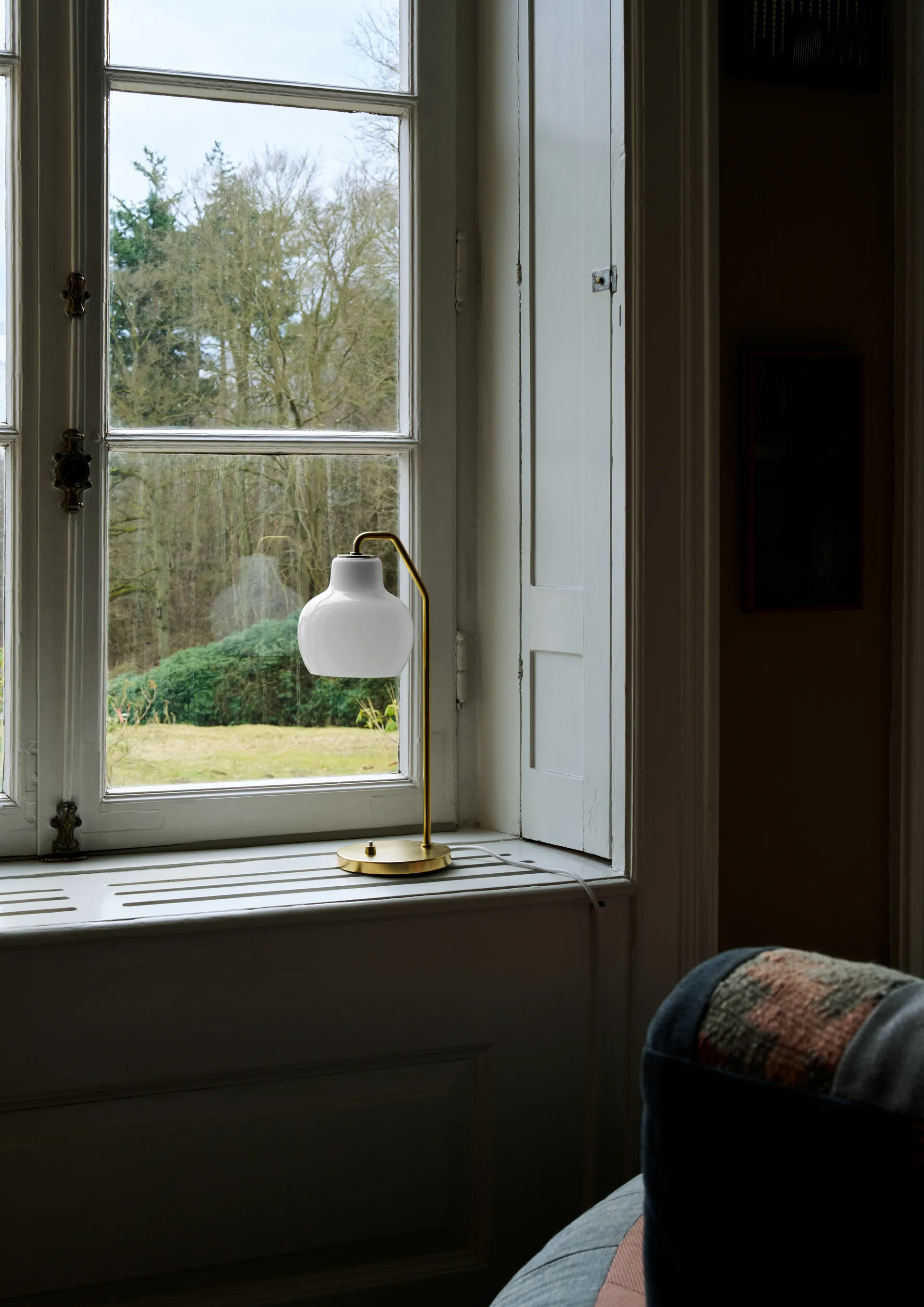 VL Ring Crown candeeiro de mesa Ø15 cm, Latão-vidro opal Louis Poulsen