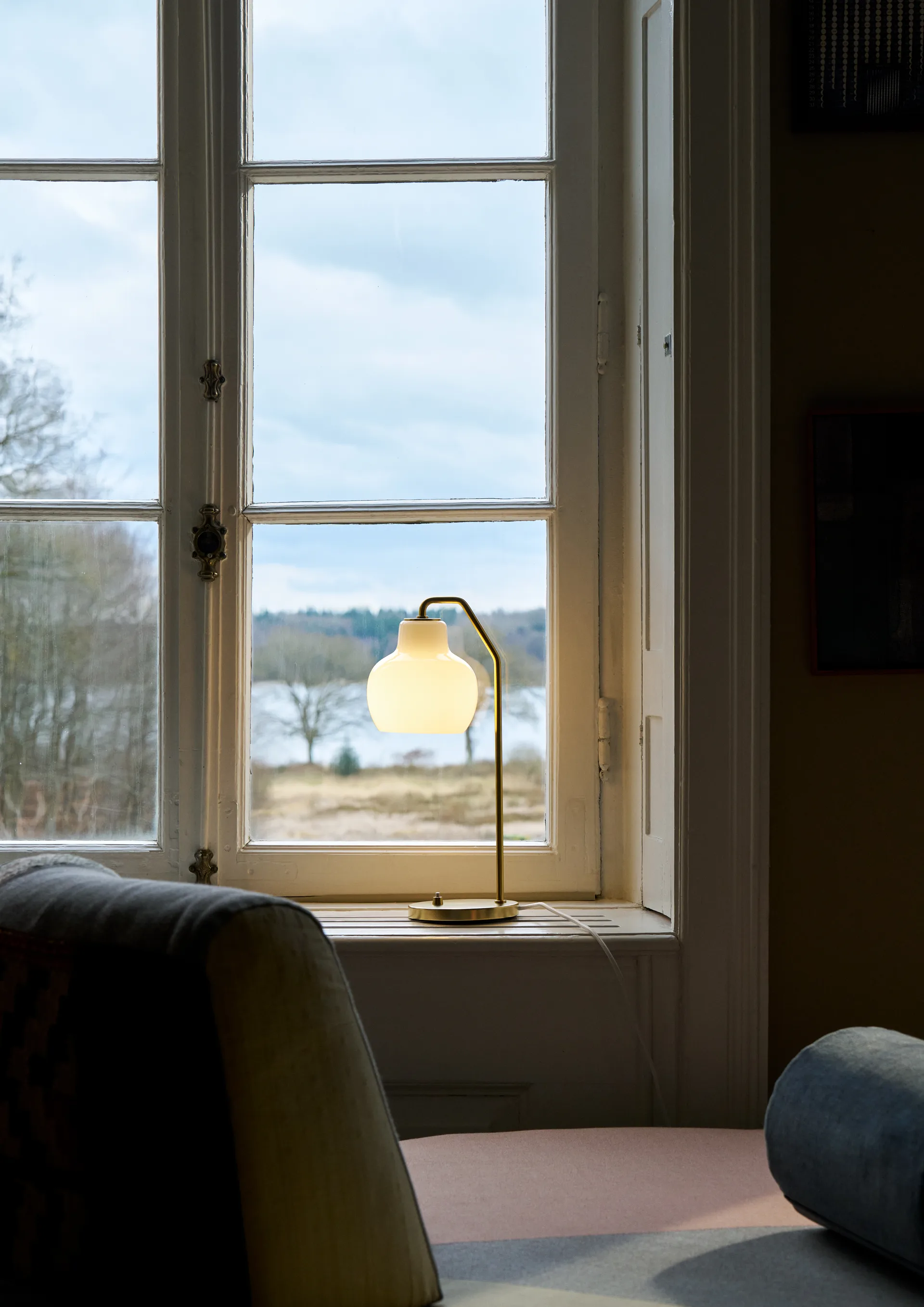 VL Ring Crown candeeiro de mesa Ø15 cm, Latão-vidro opal Louis Poulsen