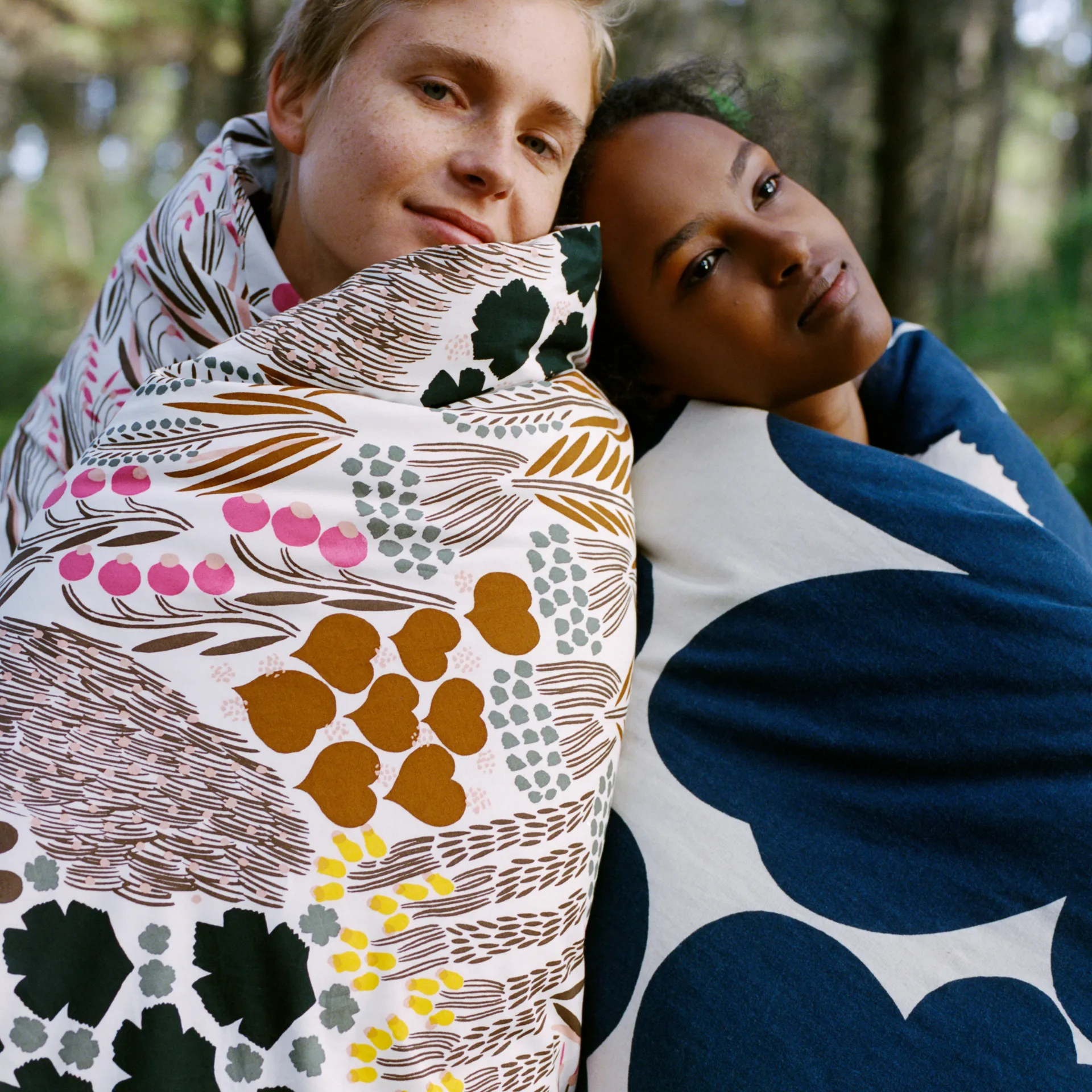 Capa de edredão algodão-linho Unikko 150x210 cm, branco natural-azul escuro Marimekko