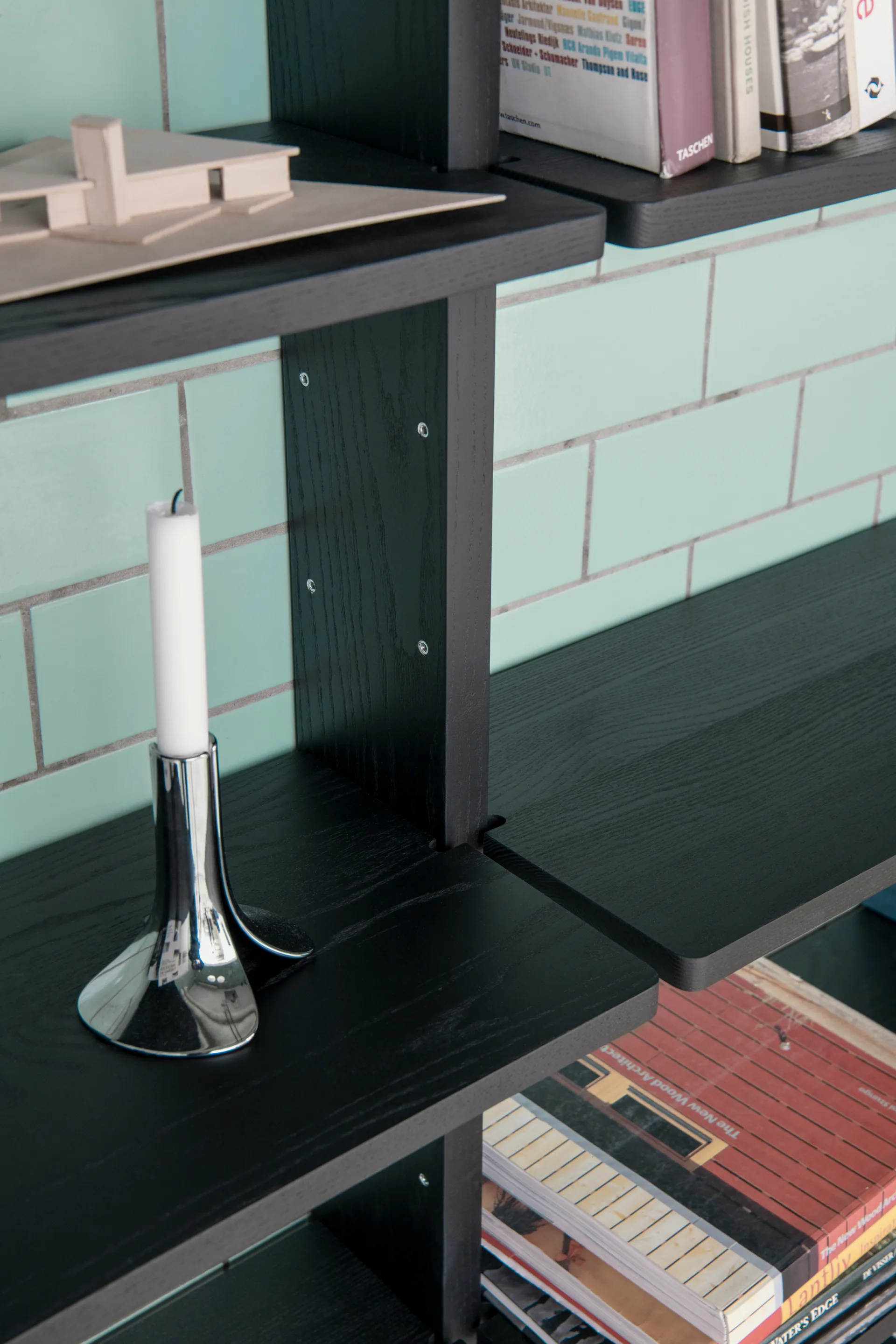 Gridlock Deep Shelf W800 prateleira, Freixo peto manchado Massproductions