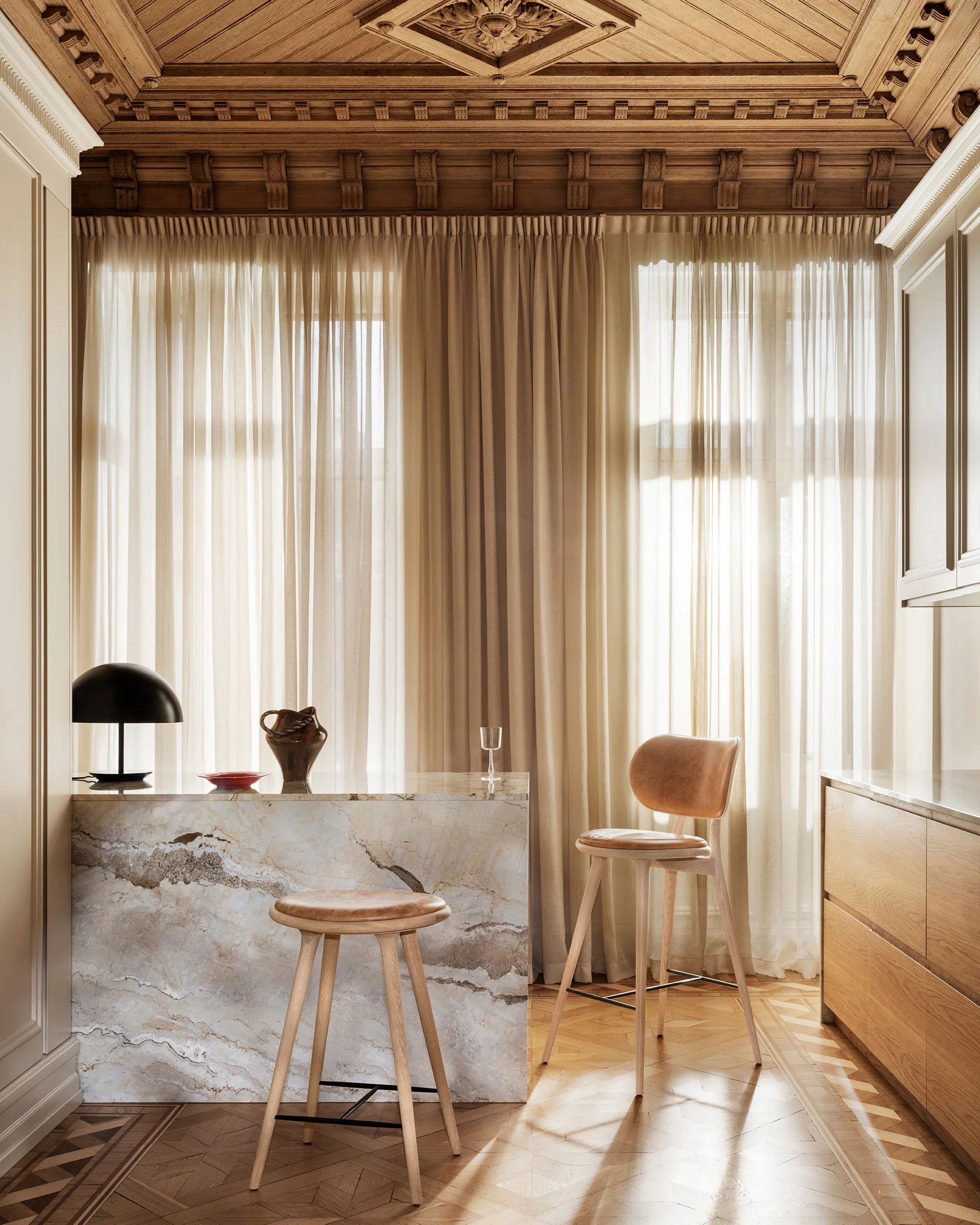 Cadeira bar baixa Mater High Stool Backrest, couro natural, estrutura carvalho mate lacado  Mater