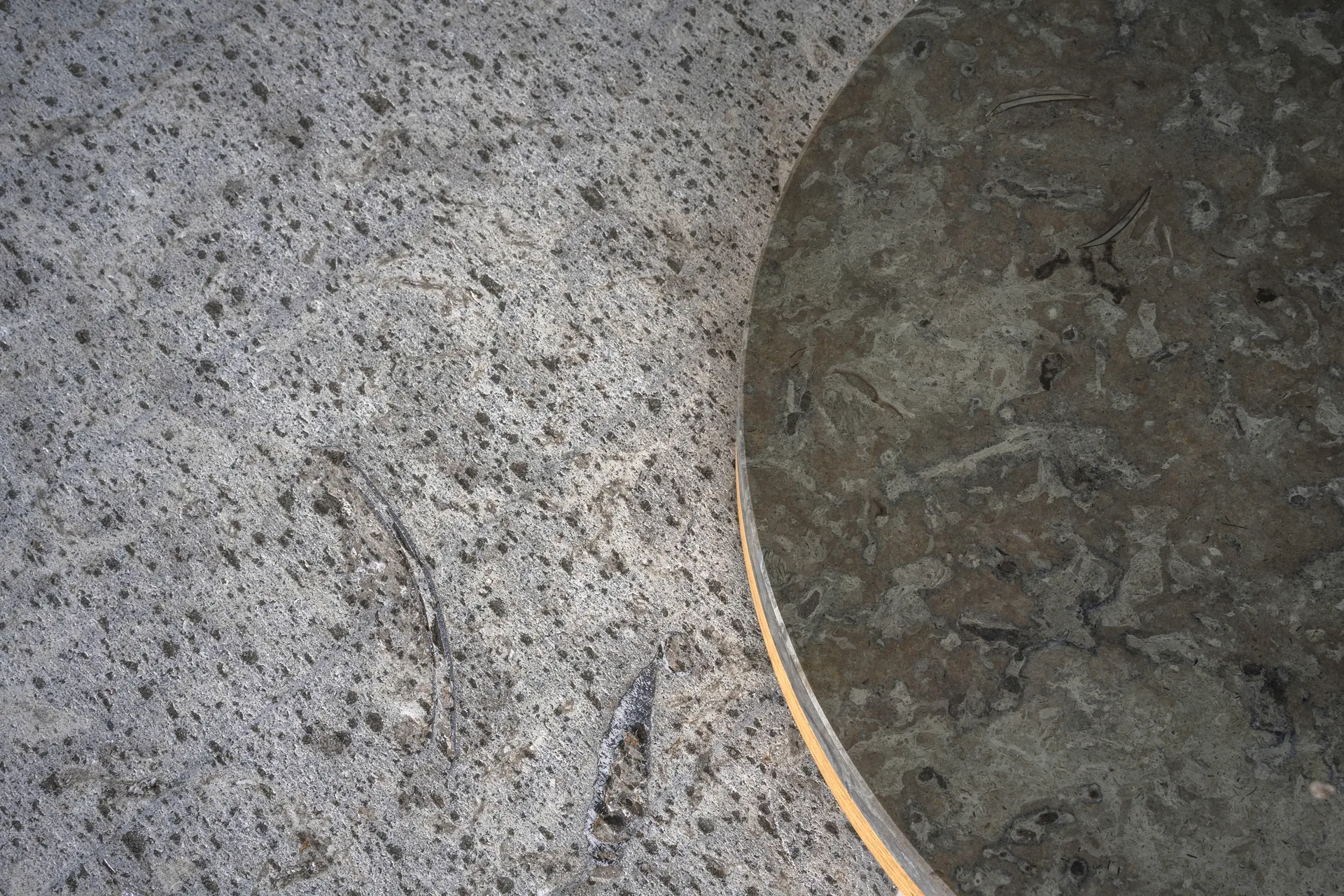 Dondo Mesa de centro em carvalho pigmentado branco Ø80 cm, Calcário bem aparelhado Mavis