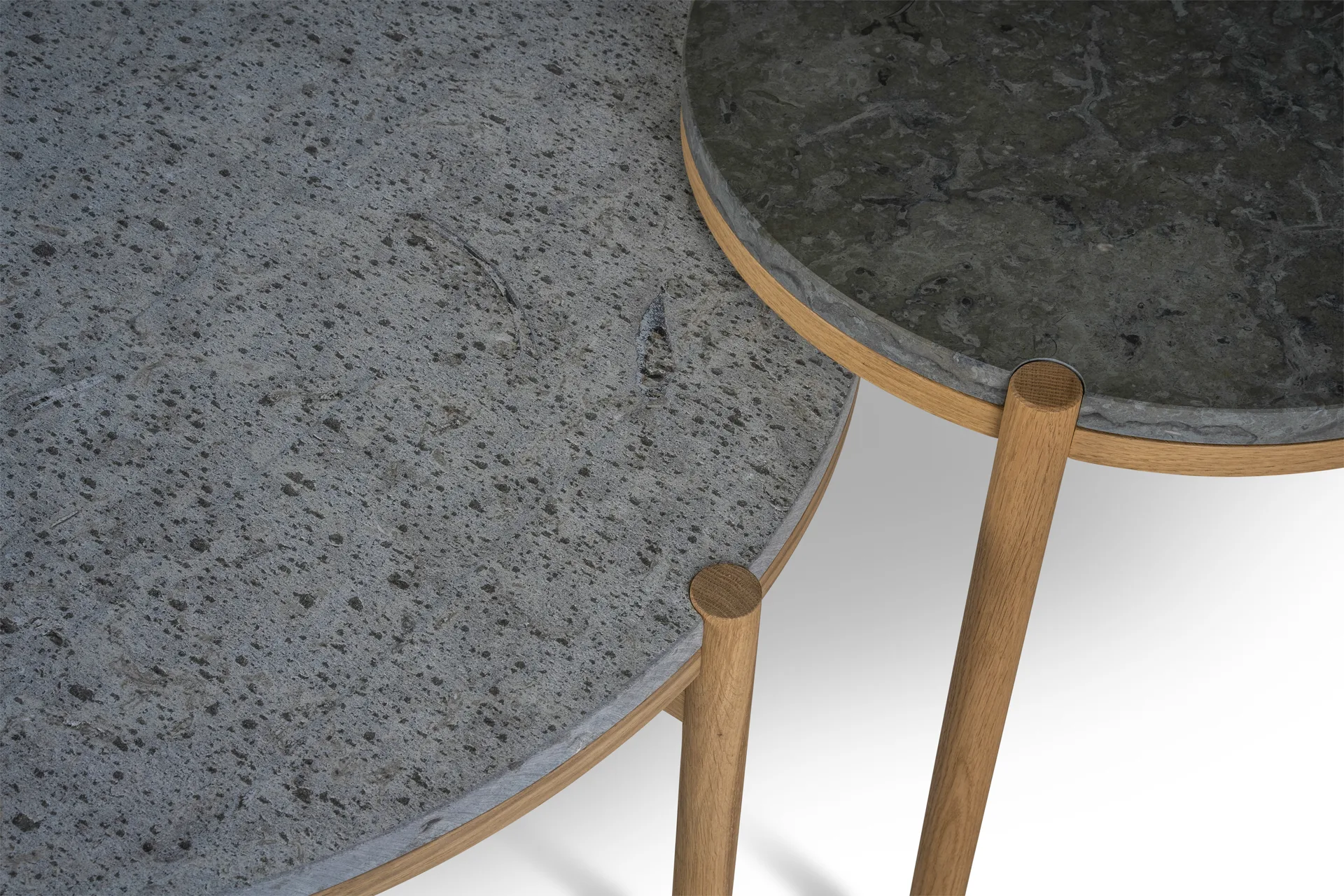 Dondo mesa lateral em carvalho pigmentado branco Ø45 cm, Calcário polido Mavis