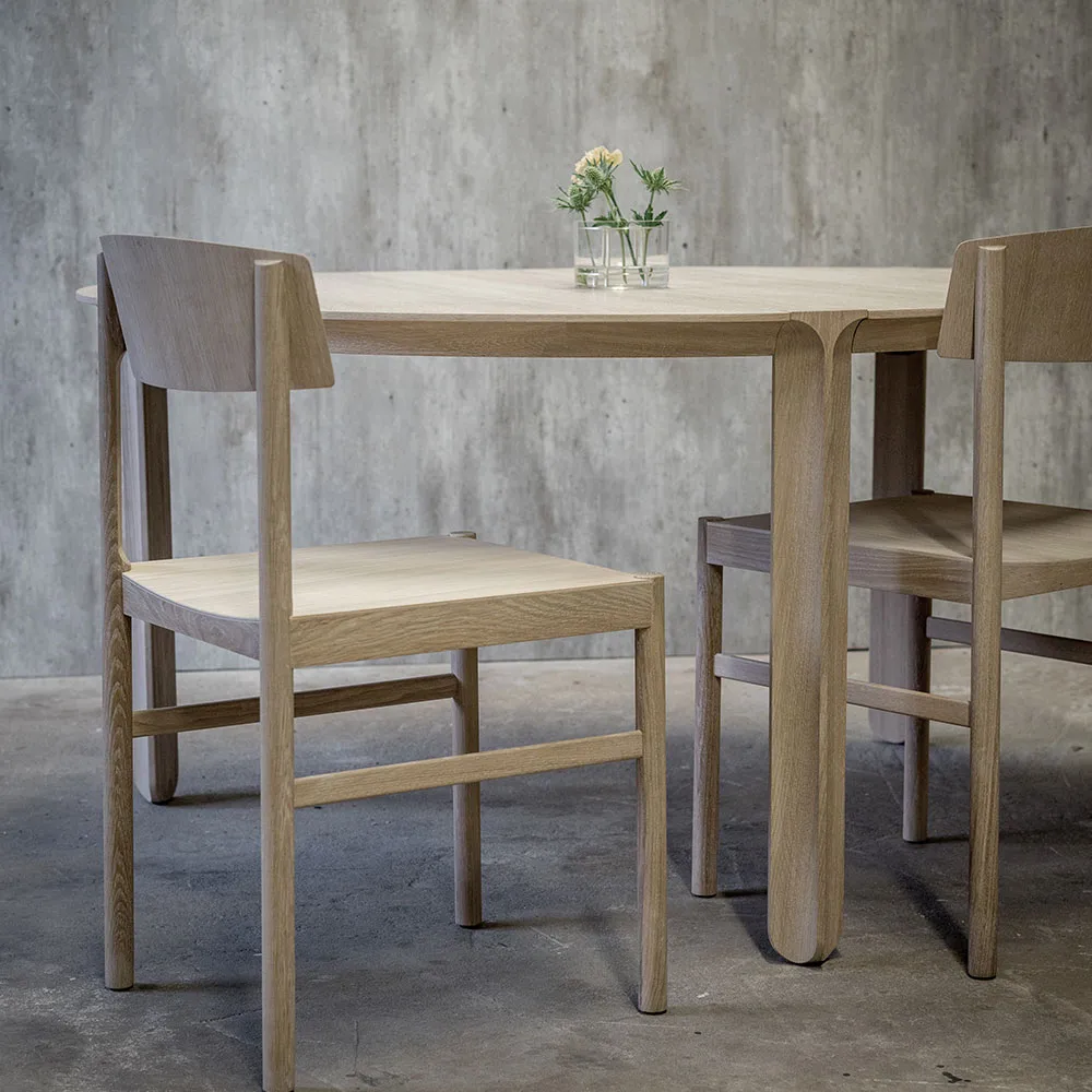 Rod cadeira, Carvalho envernizado com cera branca Mavis