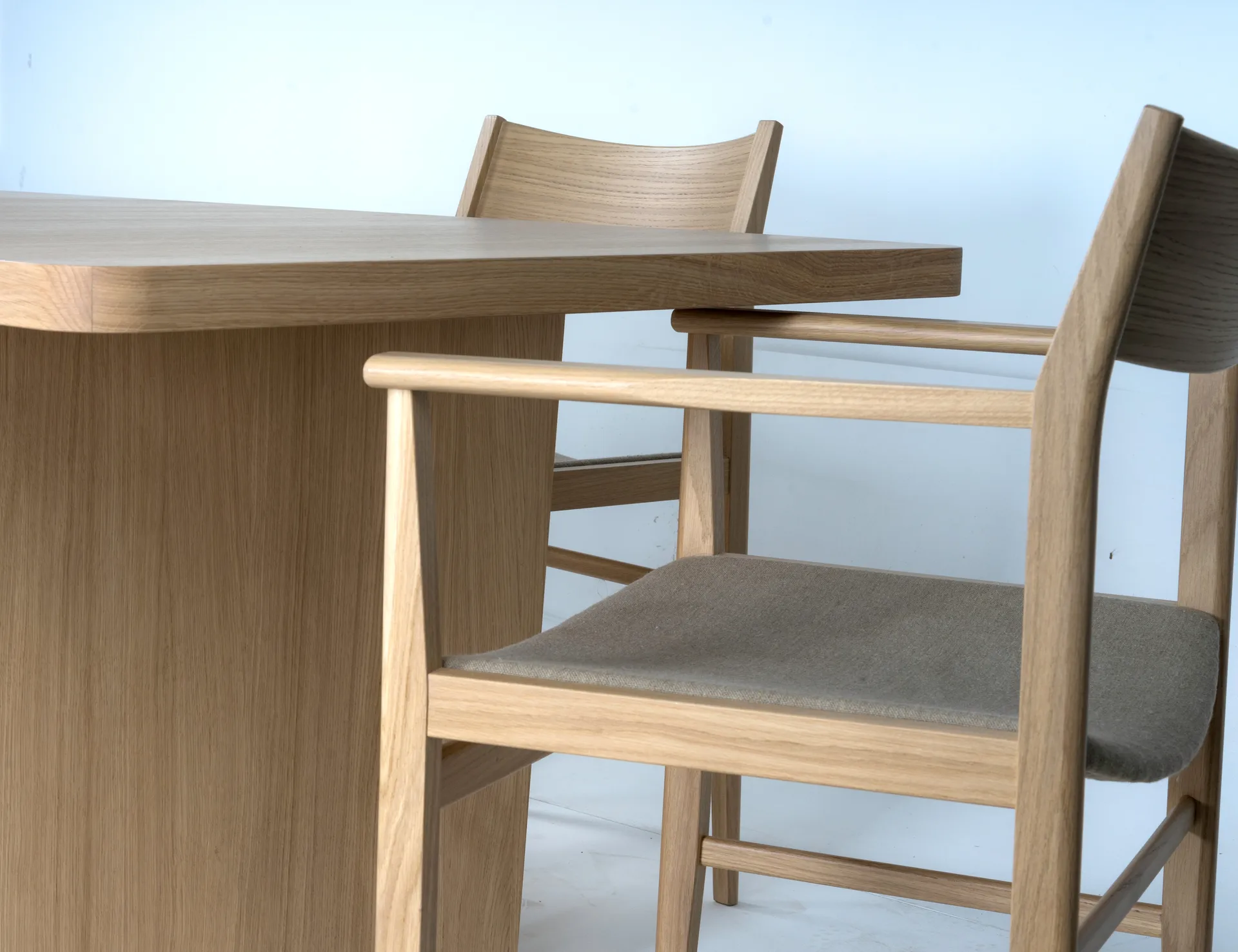 Siza cadeira com braços, Assento em carvalho pigmentado branco-Lin Mavis