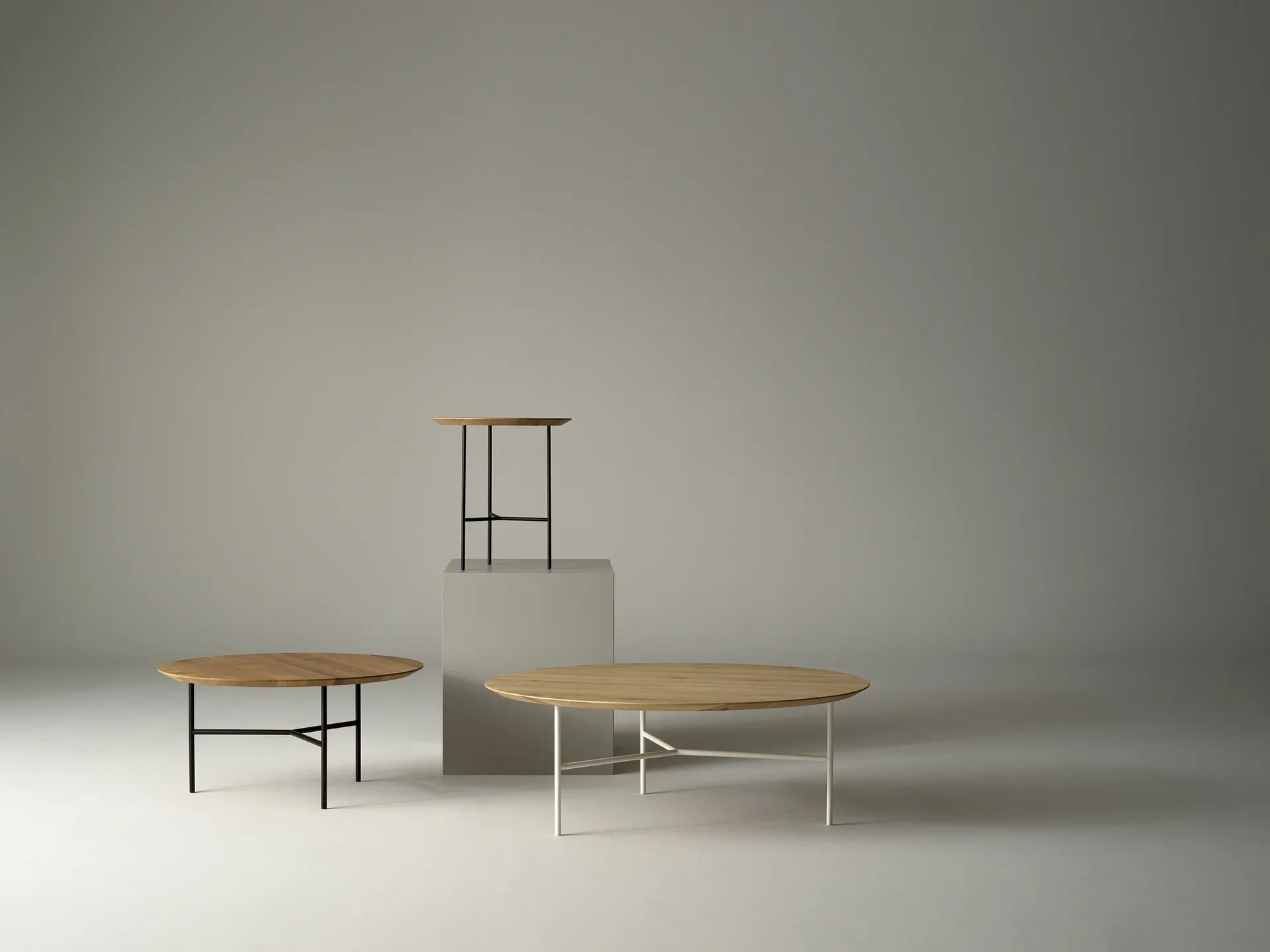 Tribeca mesa de centro, carvalho verniz, pernas cromadas acetinadas, Ø110 Mavis