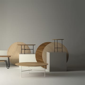 Tribeca mesa lateral  - carvalho verniz, pernas pretas, ø47 cm - Mavis
