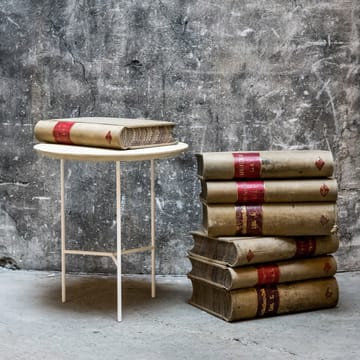 Tribeca mesa lateral  - carvalho verniz, pernas pretas, ø47 cm - Mavis