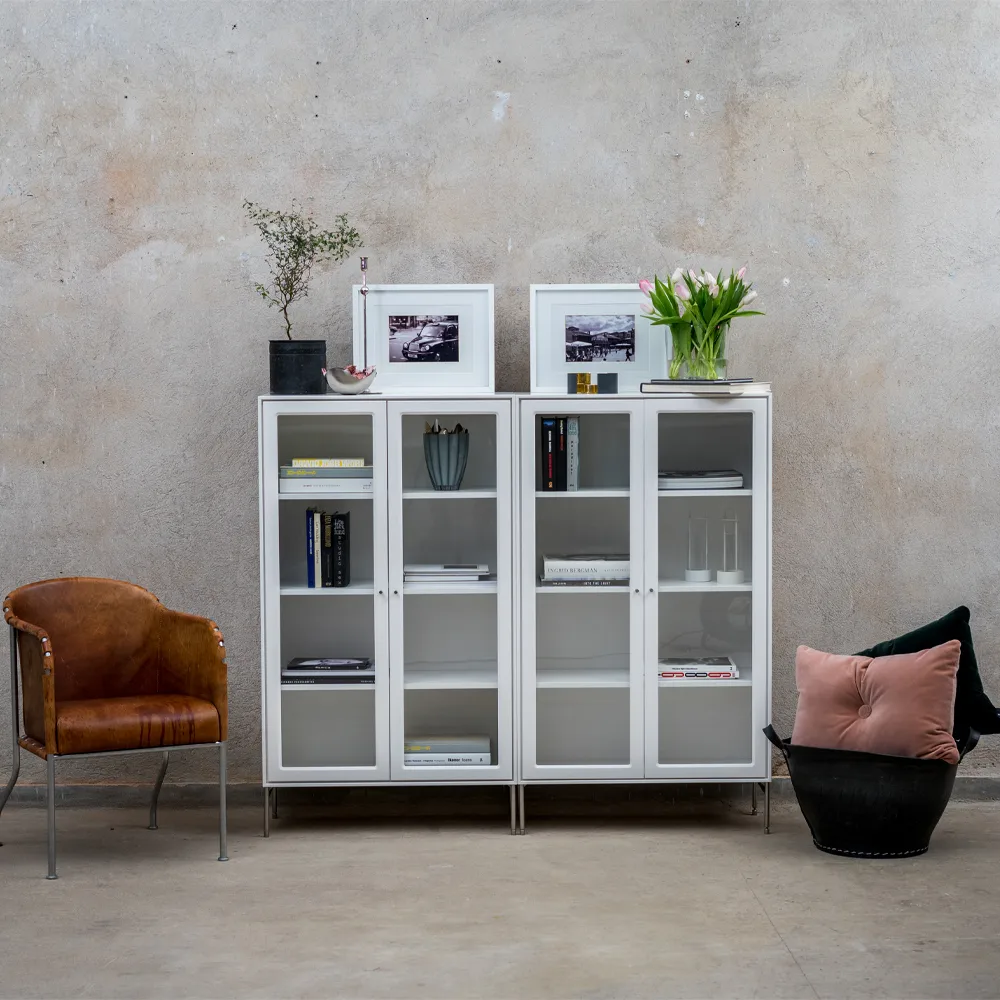 Volt vitrina 130 cm branco lacado, Detalhes em aço inoxidável Mavis