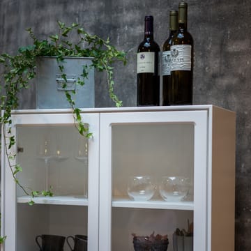 Volt vitrina 130 cm branco lacado - Detalhes em aço inoxidável - Mavis