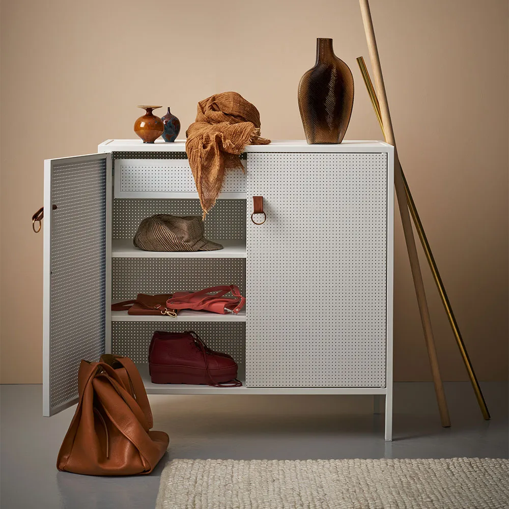 Armário Liza, branco, detalhe em couro Maze
