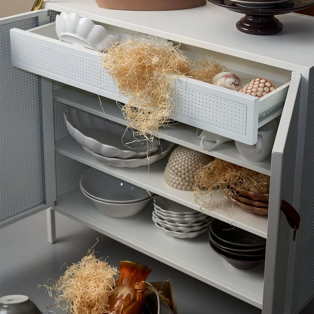 Armário Liza, branco, detalhe em couro Maze