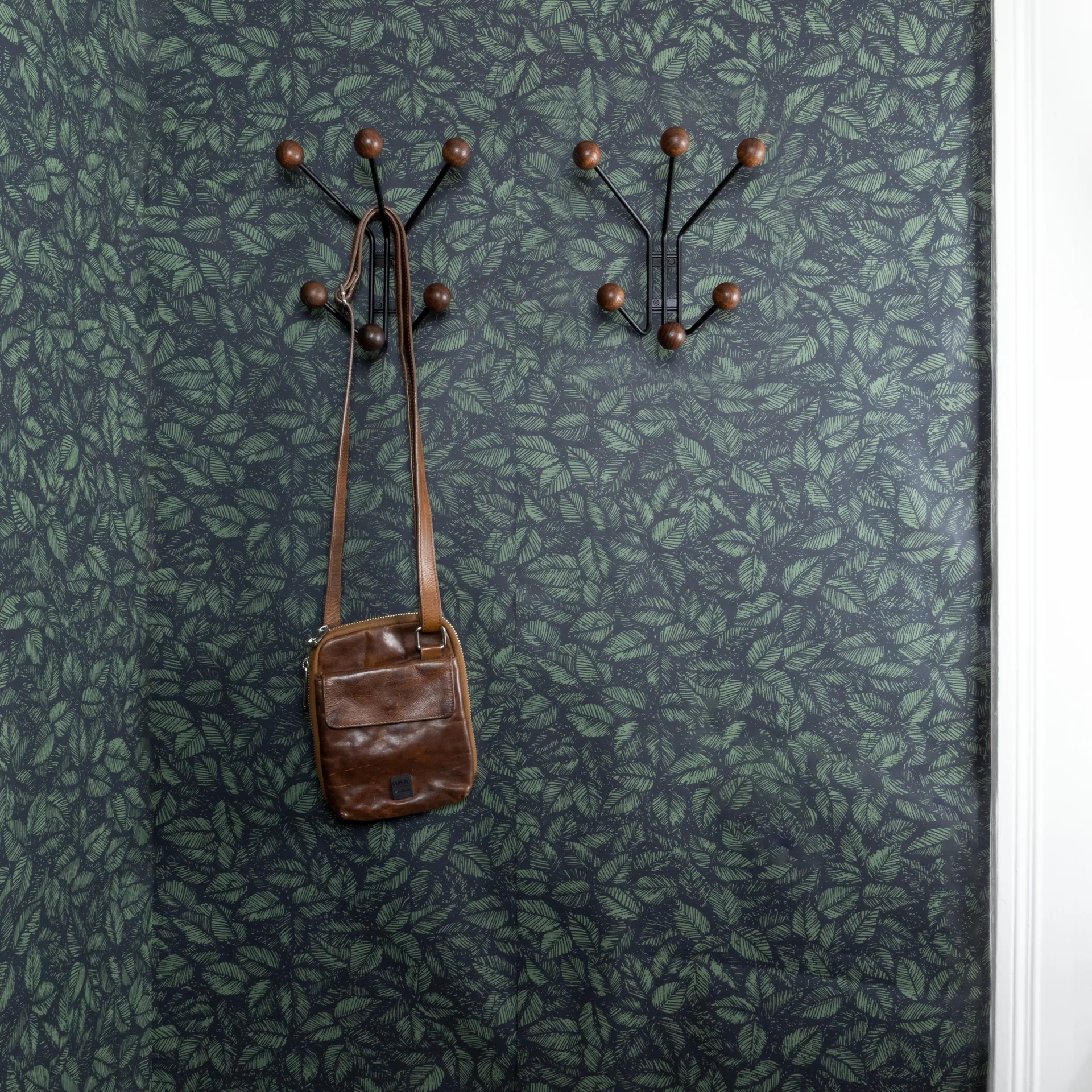 Bill XS cabide, preto-castanho escuro Maze