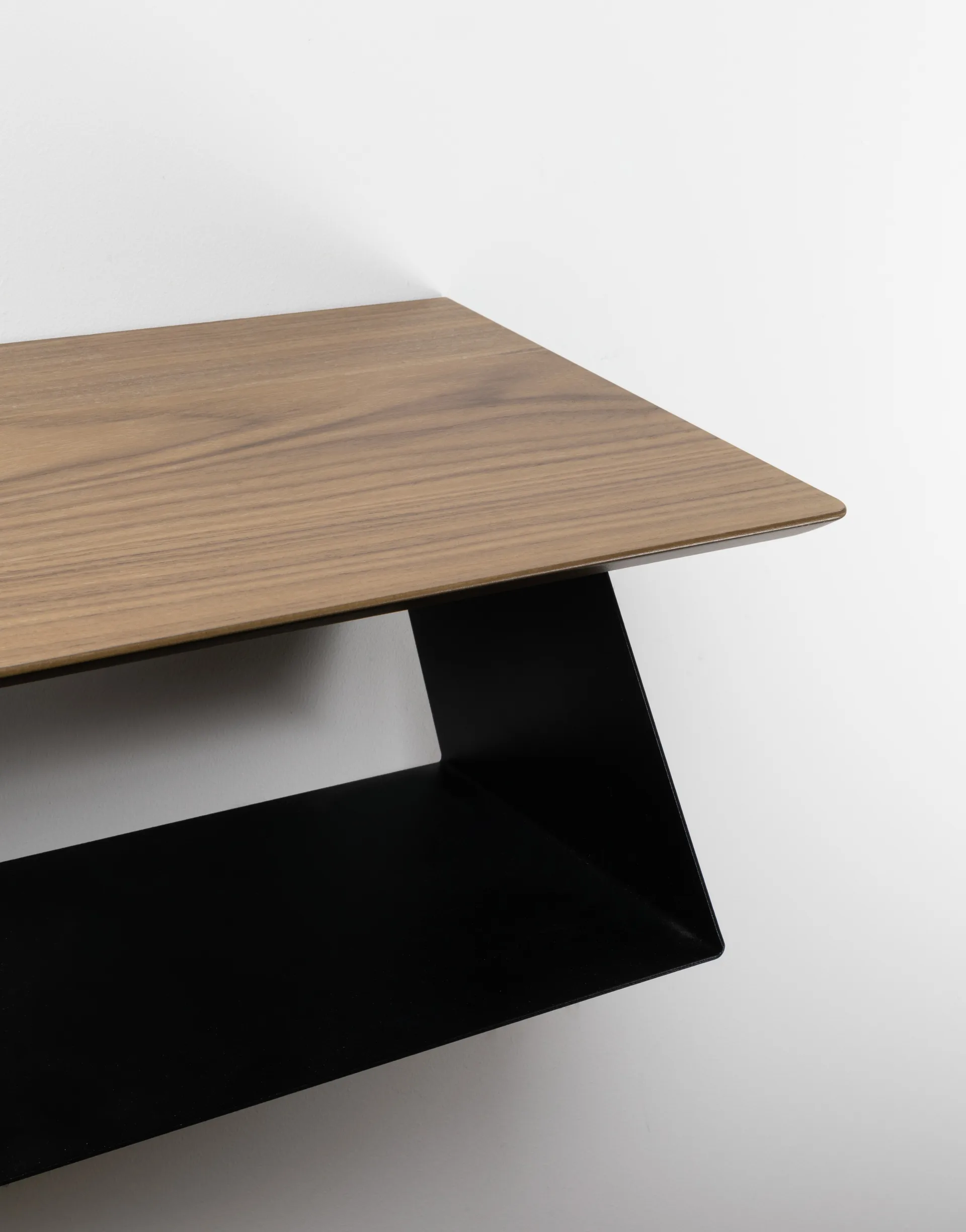 Estante Edgy, Preto-Nogueira Maze