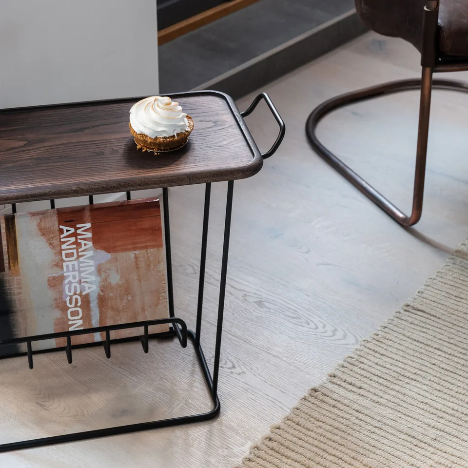 Mesa com tabuleiro de madeira Minnie Mae, preto-freixo escuro Maze