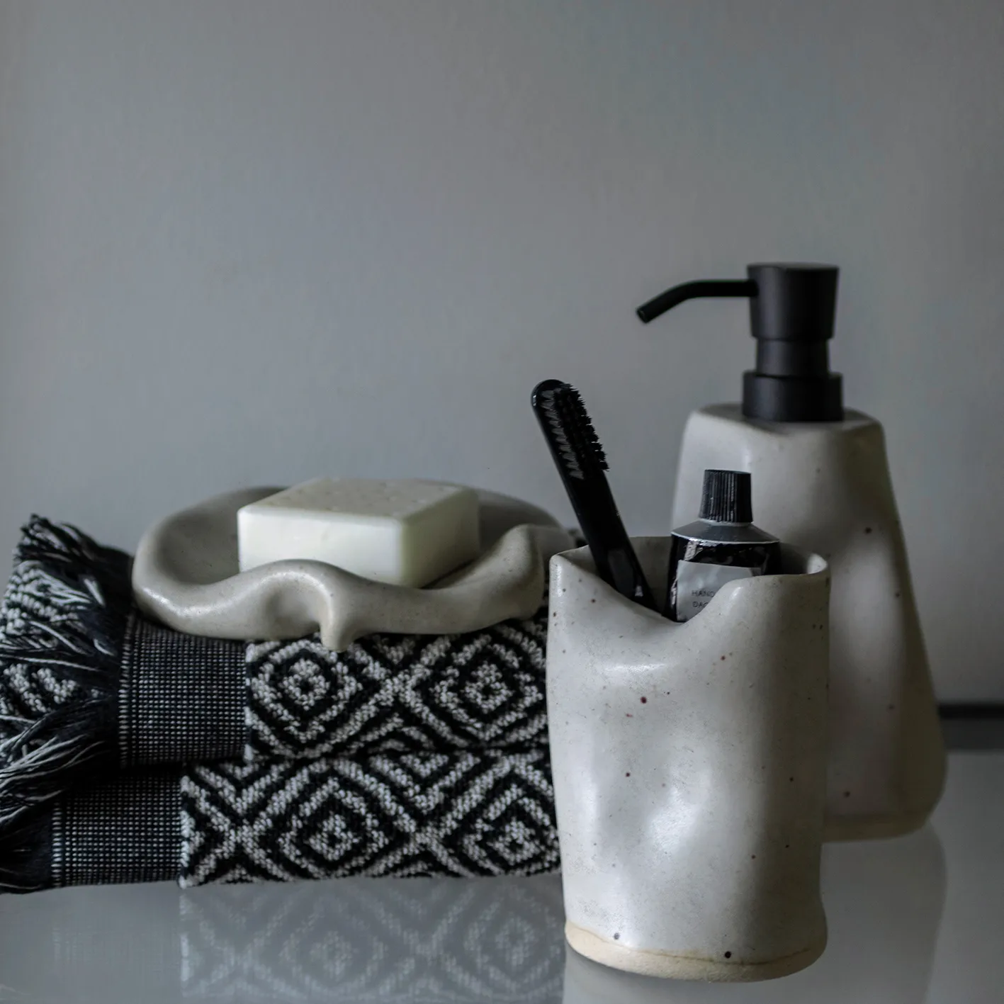 Copo para escovas de dentes By Hand, light grey Mette Ditmer