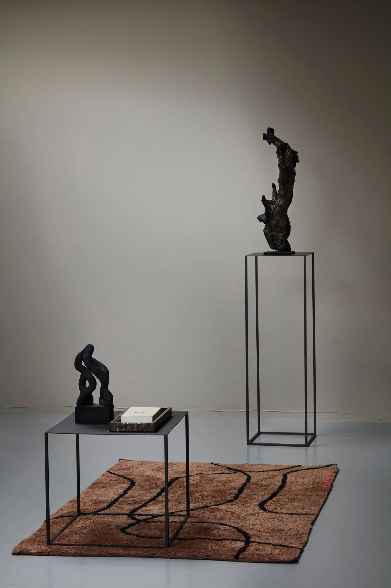 Cubic pedestal, Preto, 29x29x90 cm Mette Ditmer