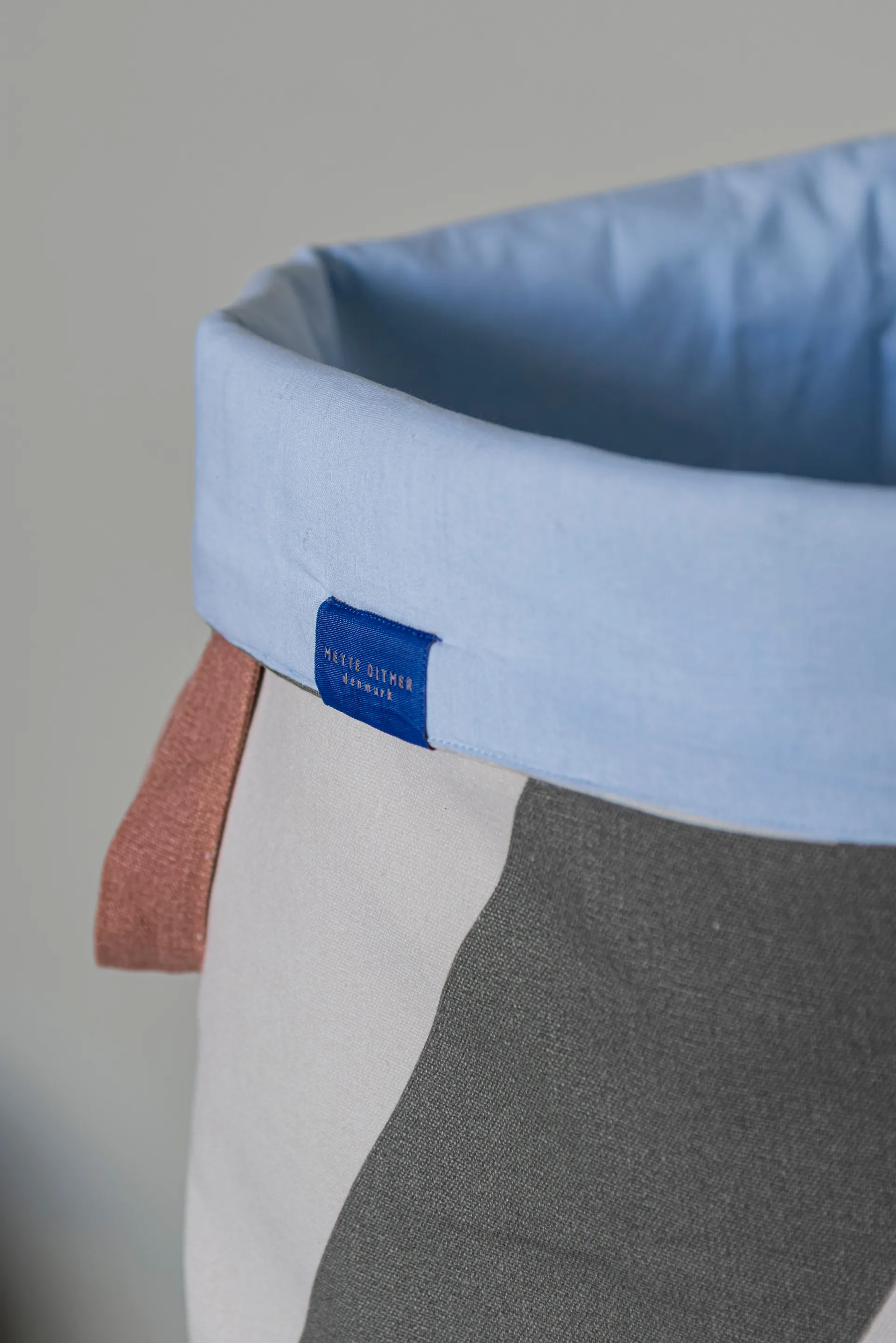 Diagonal cesto de roupa Ø40x50 cm, Oliva escuro-areia Mette Ditmer