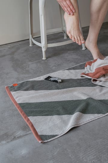 Diagonal tapete de banho 50x80 cm - Verde azeitona escuro - Mette Ditmer