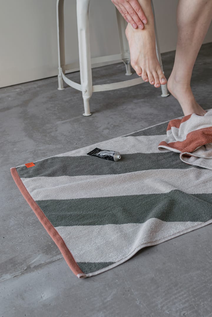 Diagonal tapete de banho 50x80 cm, Verde azeitona escuro Mette Ditmer