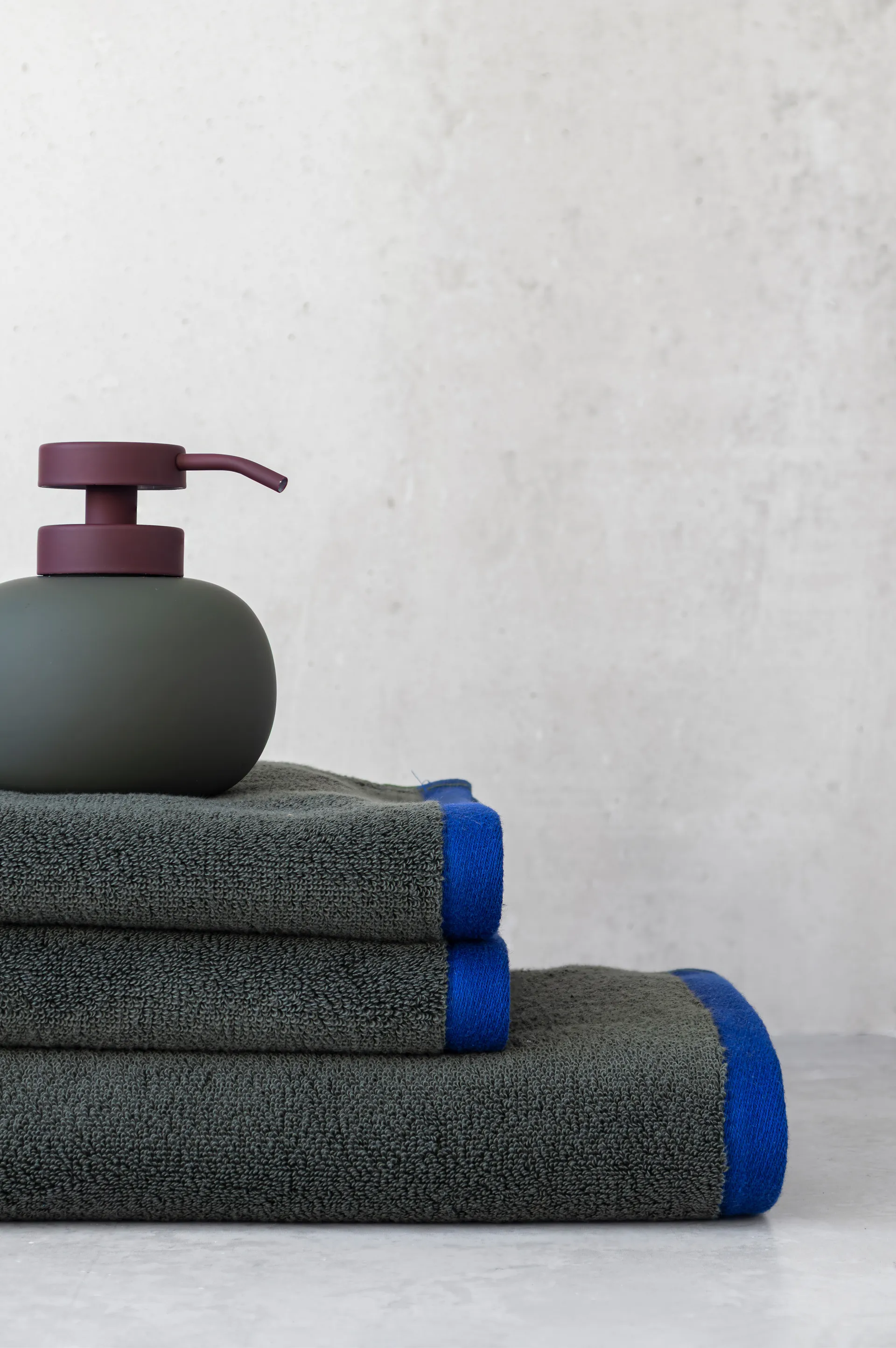 Lotus play bomba de sabão baixa, incluindo 2 bicos de pulverização, Oliva escuro Mette Ditmer