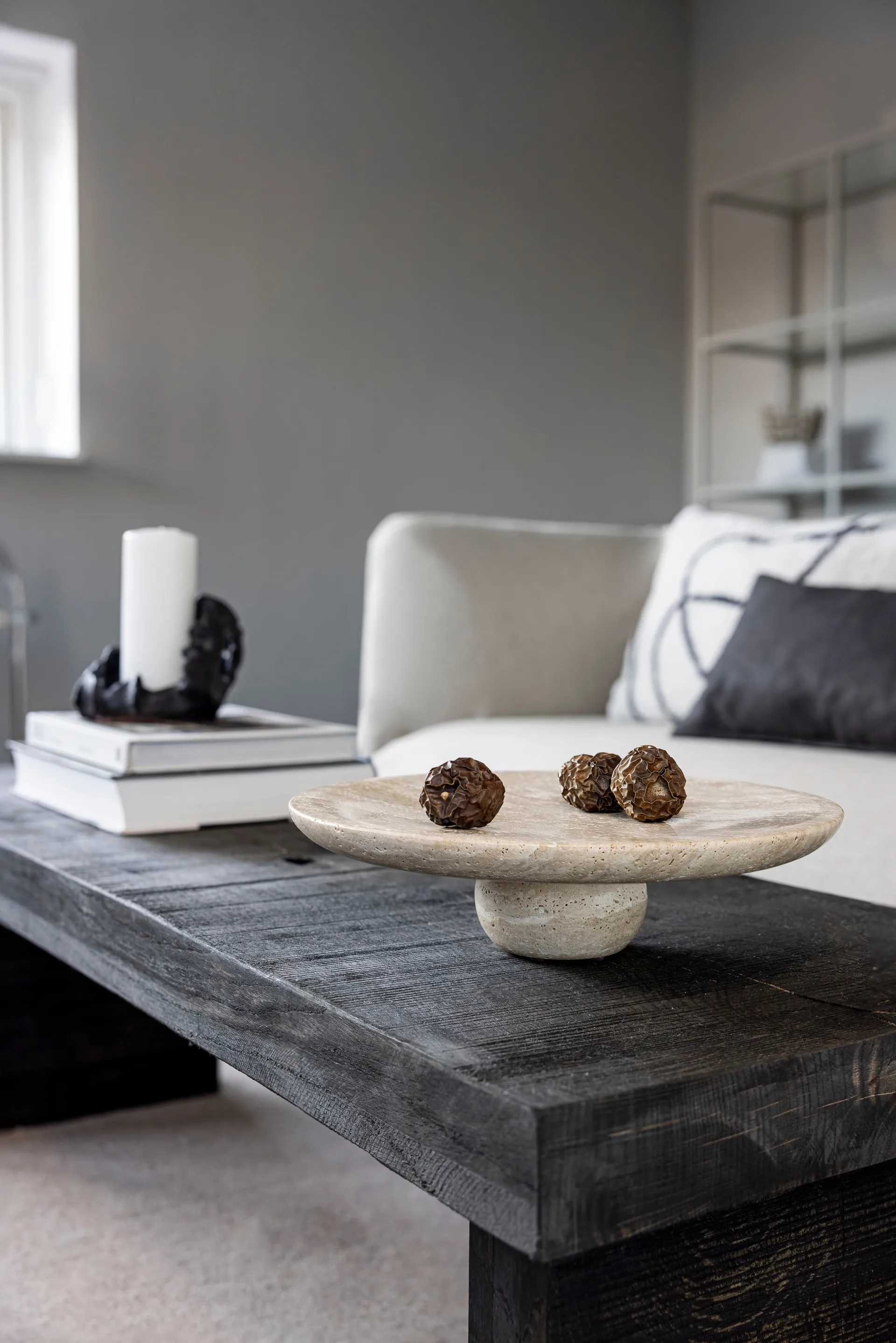 Pedestal Travertin, Linho, Ø32x8,5 cm Mette Ditmer