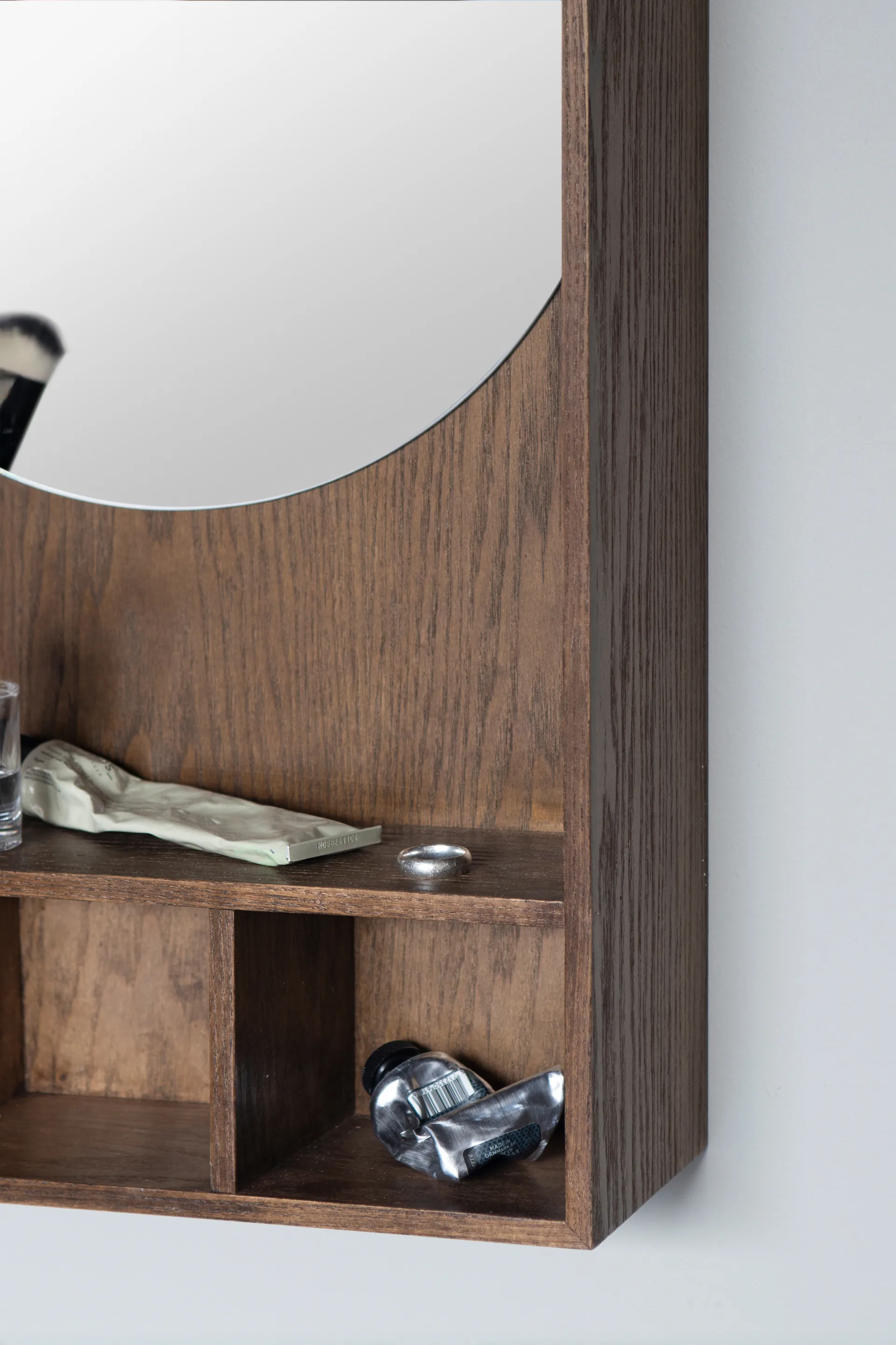 Show-me espelho com prateleira pequeno, Escuro oleado Mette Ditmer