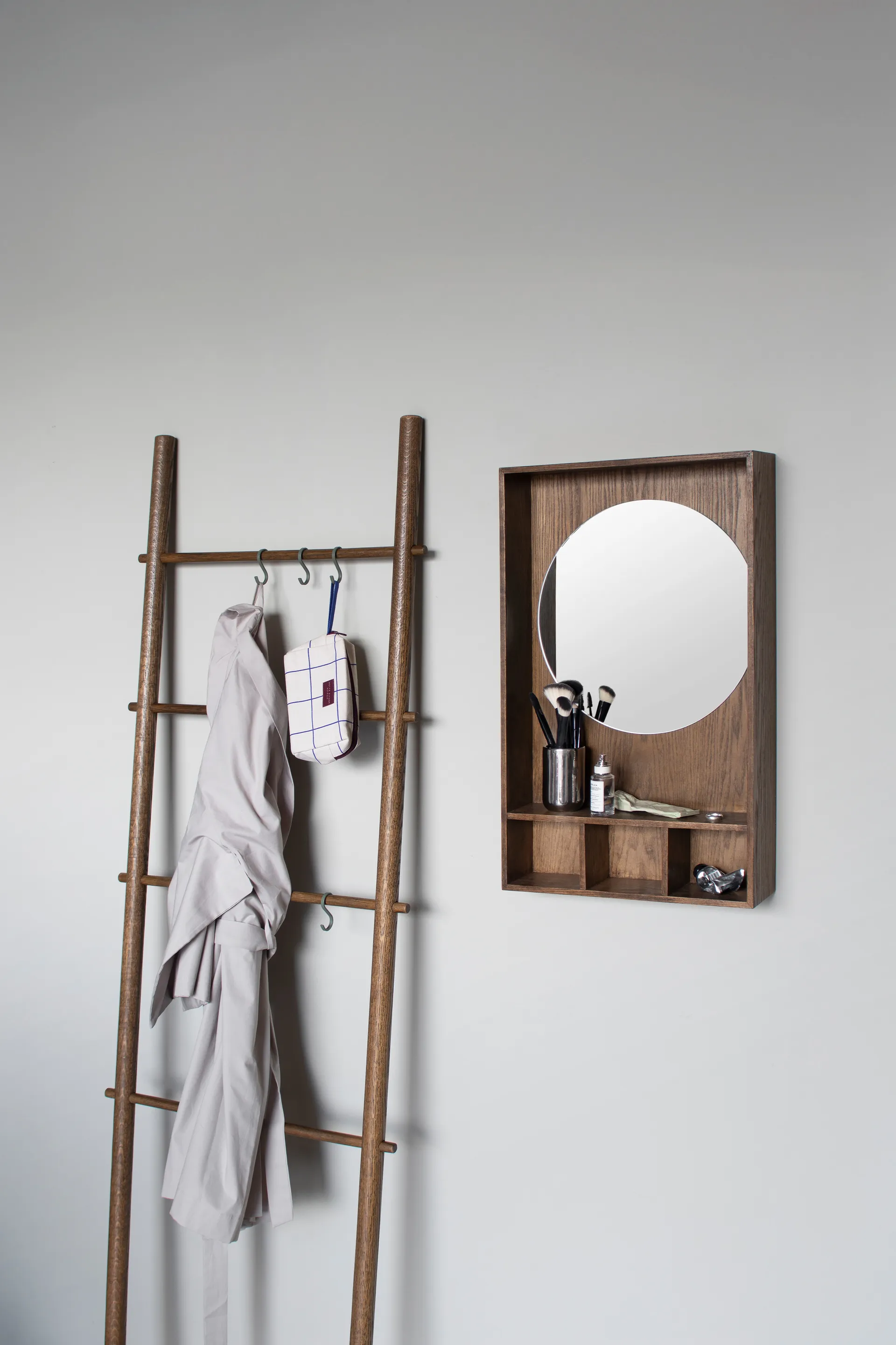 Show-me espelho com prateleira pequeno, Escuro oleado Mette Ditmer