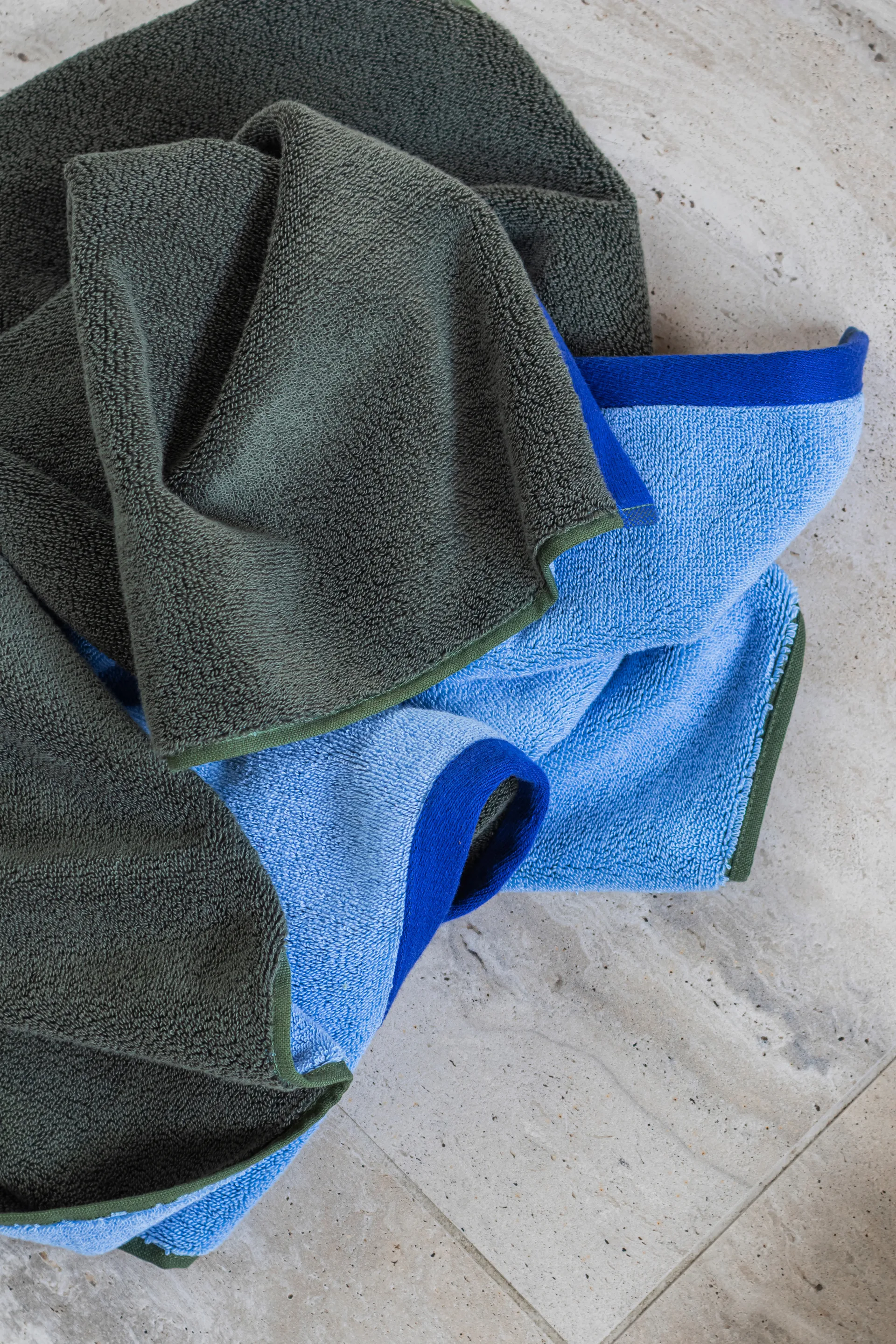 Soft toalha de banho 70x133 cm, Dark olive-light blue Mette Ditmer