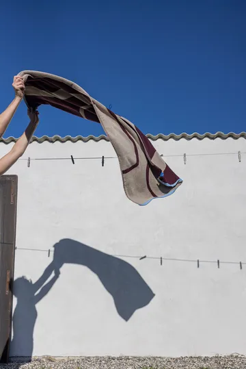 Toalha de banho Nova Arte 70x133 cm - Vinho-areia - Mette Ditmer