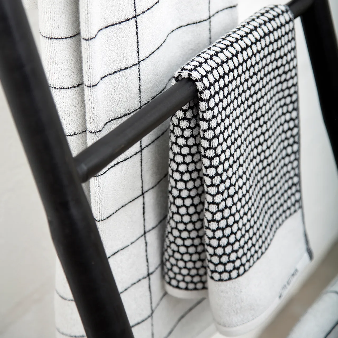 Toalha de bidé Grid, preto-off white Mette Ditmer