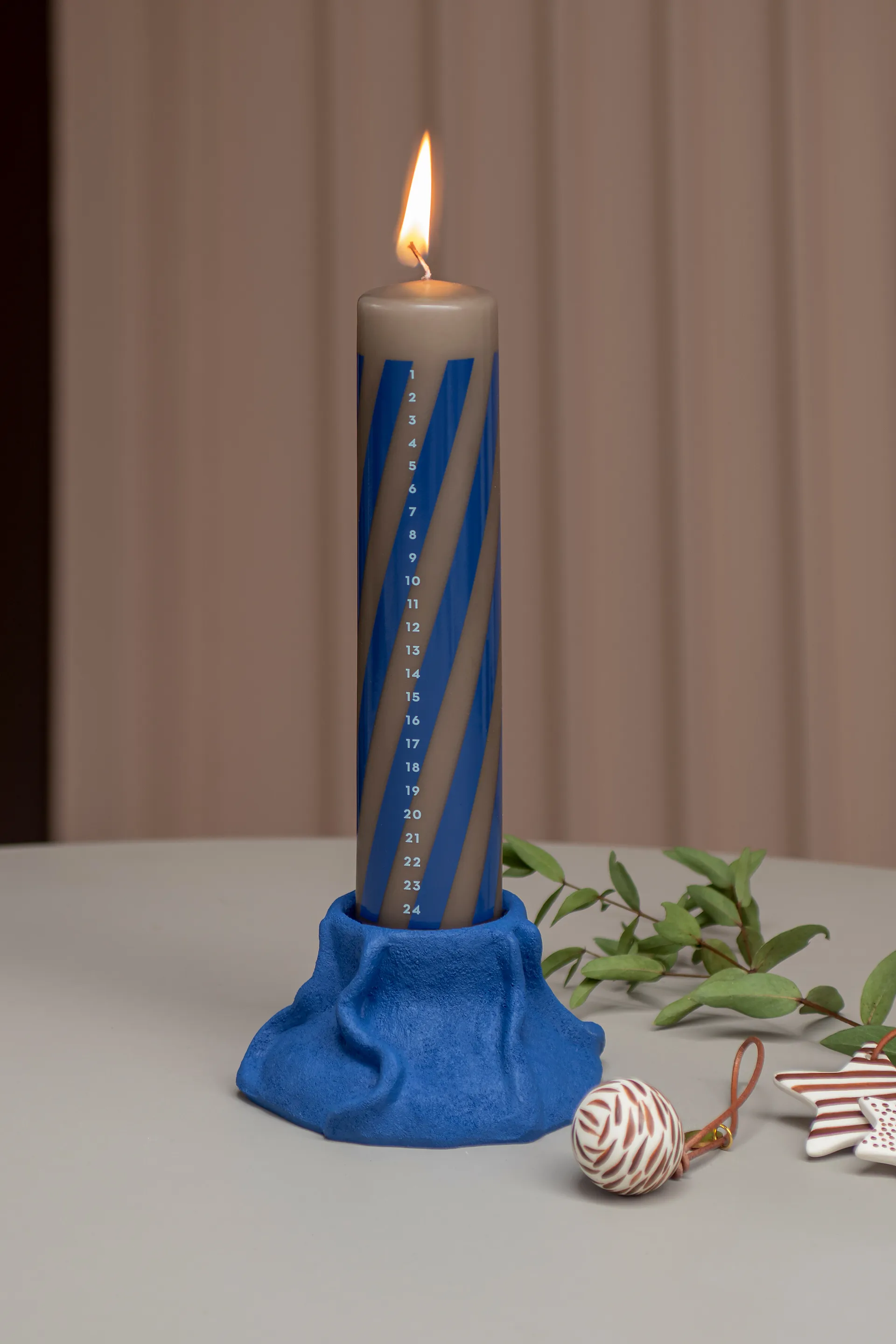 Vela do calendário Twentyfour 25 cm, Cobalto Mette Ditmer