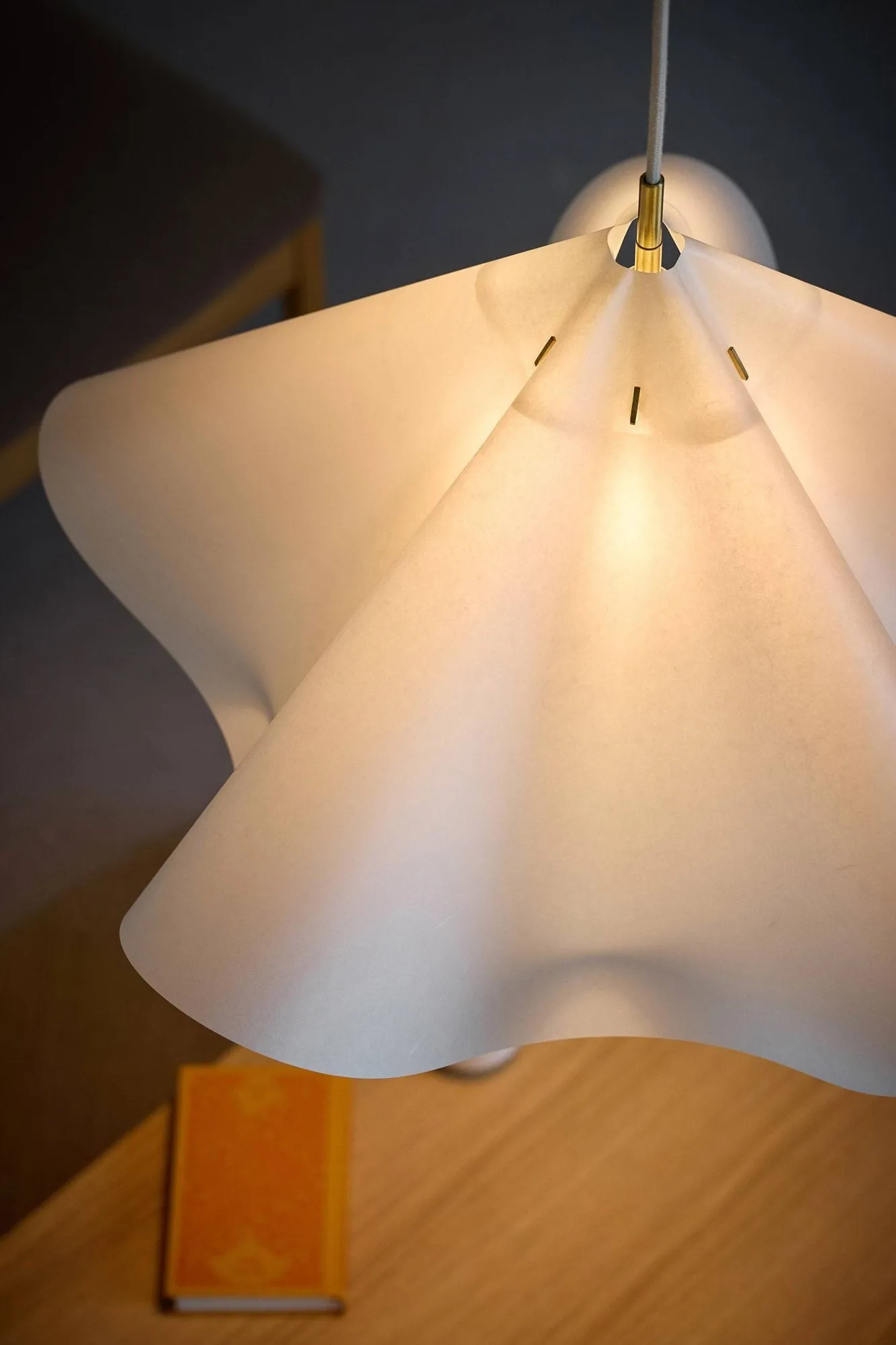 Sinuate candeeiro pendente, White-brass, grande Ø75x40 cm MOEBE