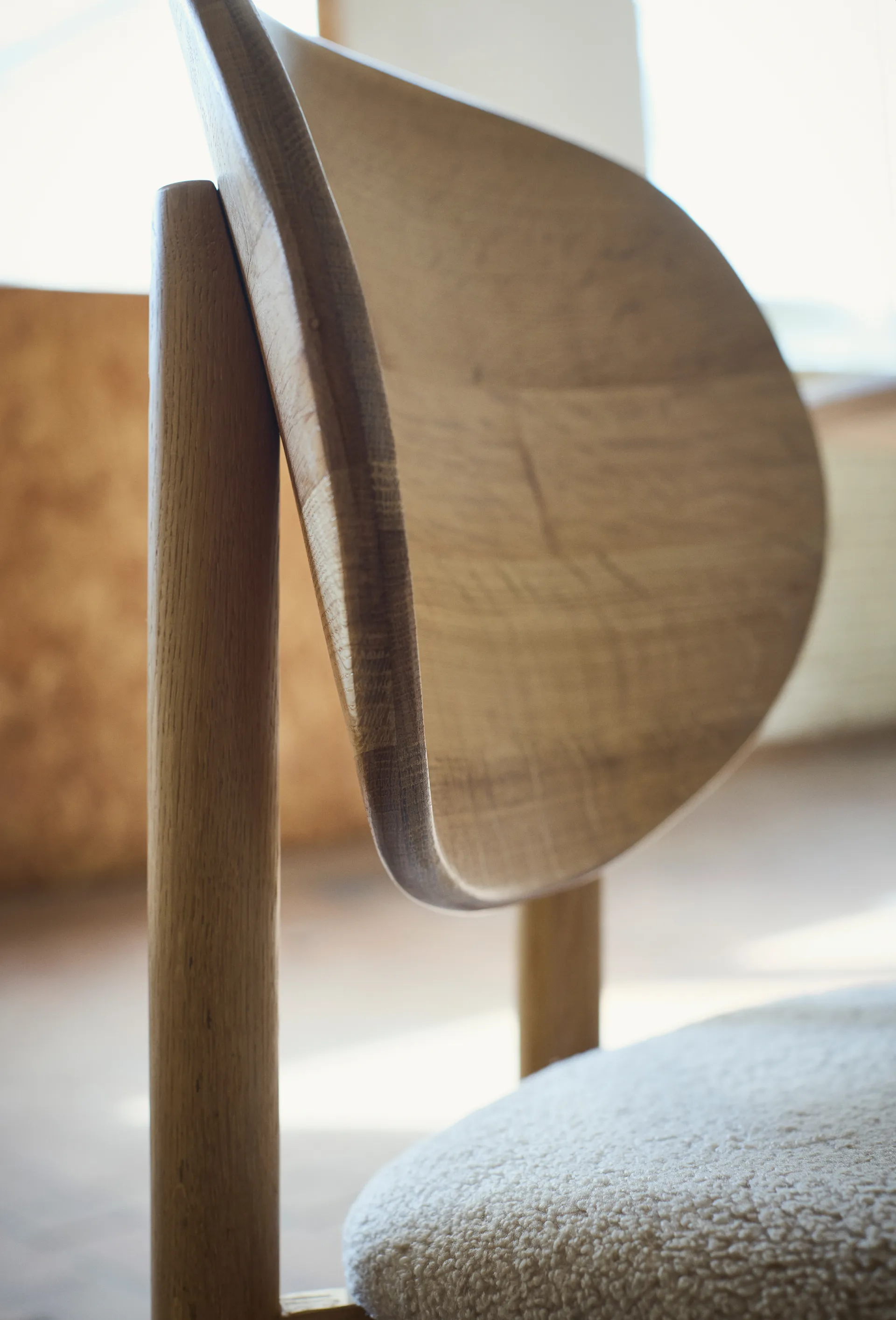 Cadeira Oka, Carvalho oleado natural, areia MUUBS