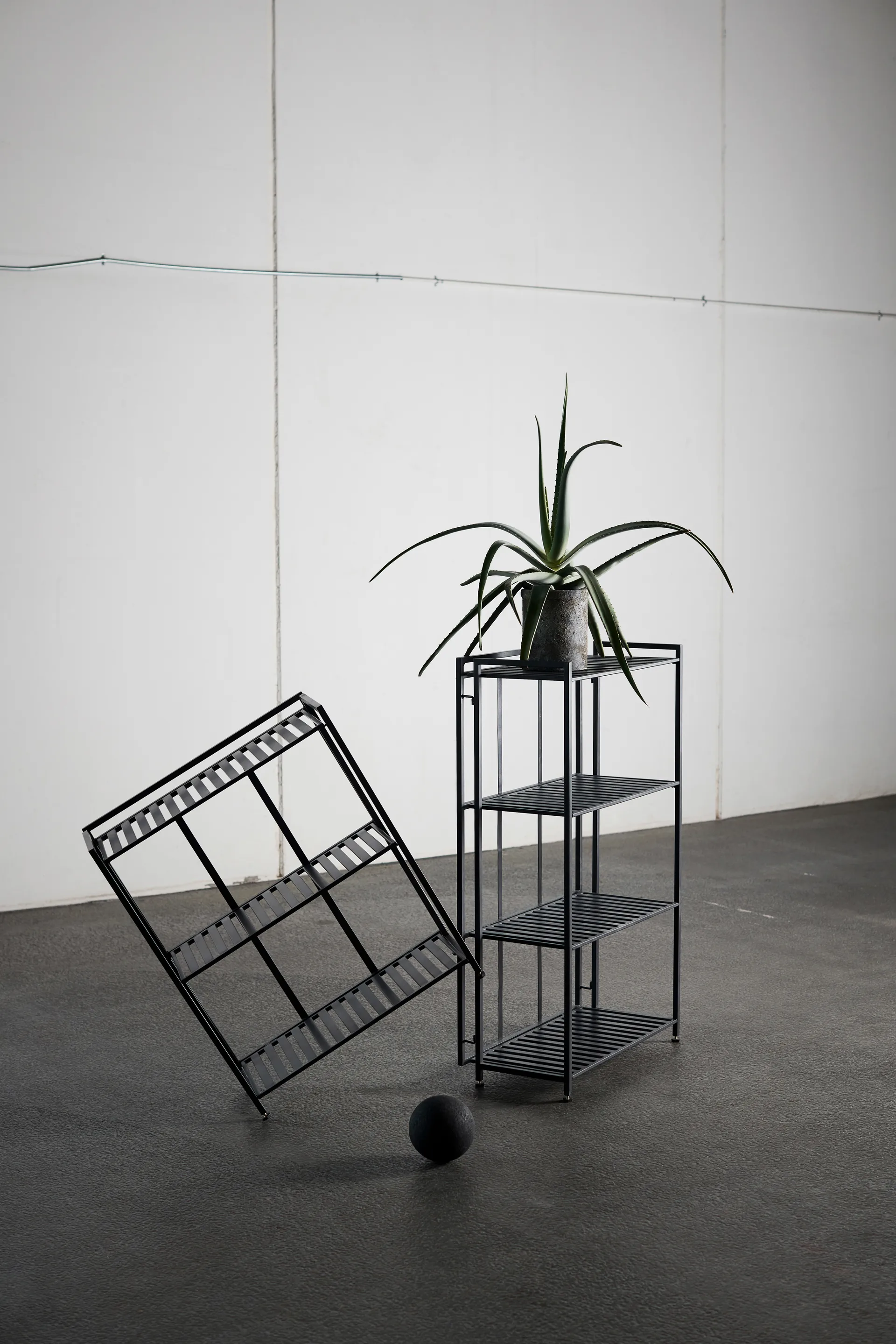 Prateleira de parede Manhattan Low 65,5x33x79,5 cm, Black MUUBS