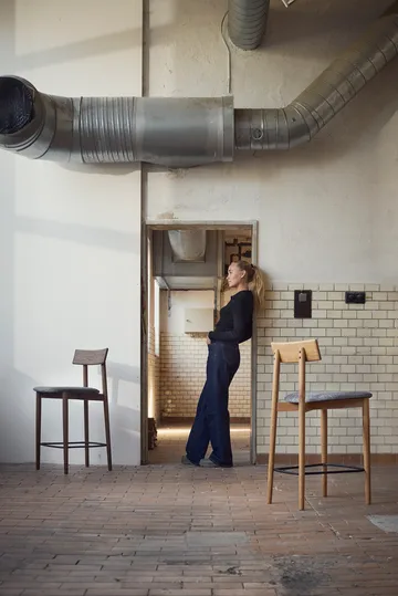 Tetra banco alto - Tecido em cor de betão–carvalho oleado natural - MUUBS