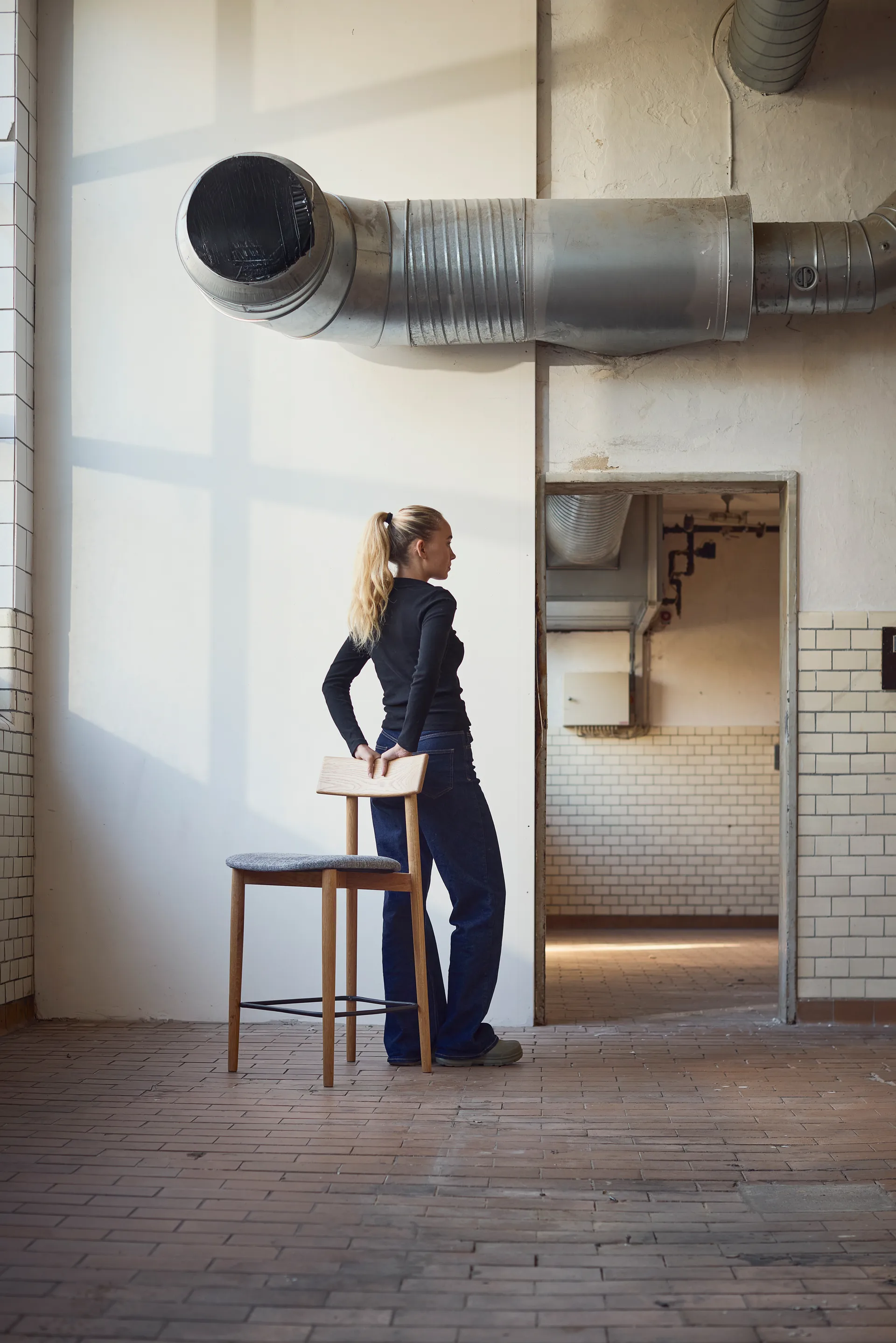 Tetra banco alto, Tecido em cor de betão–carvalho oleado natural MUUBS