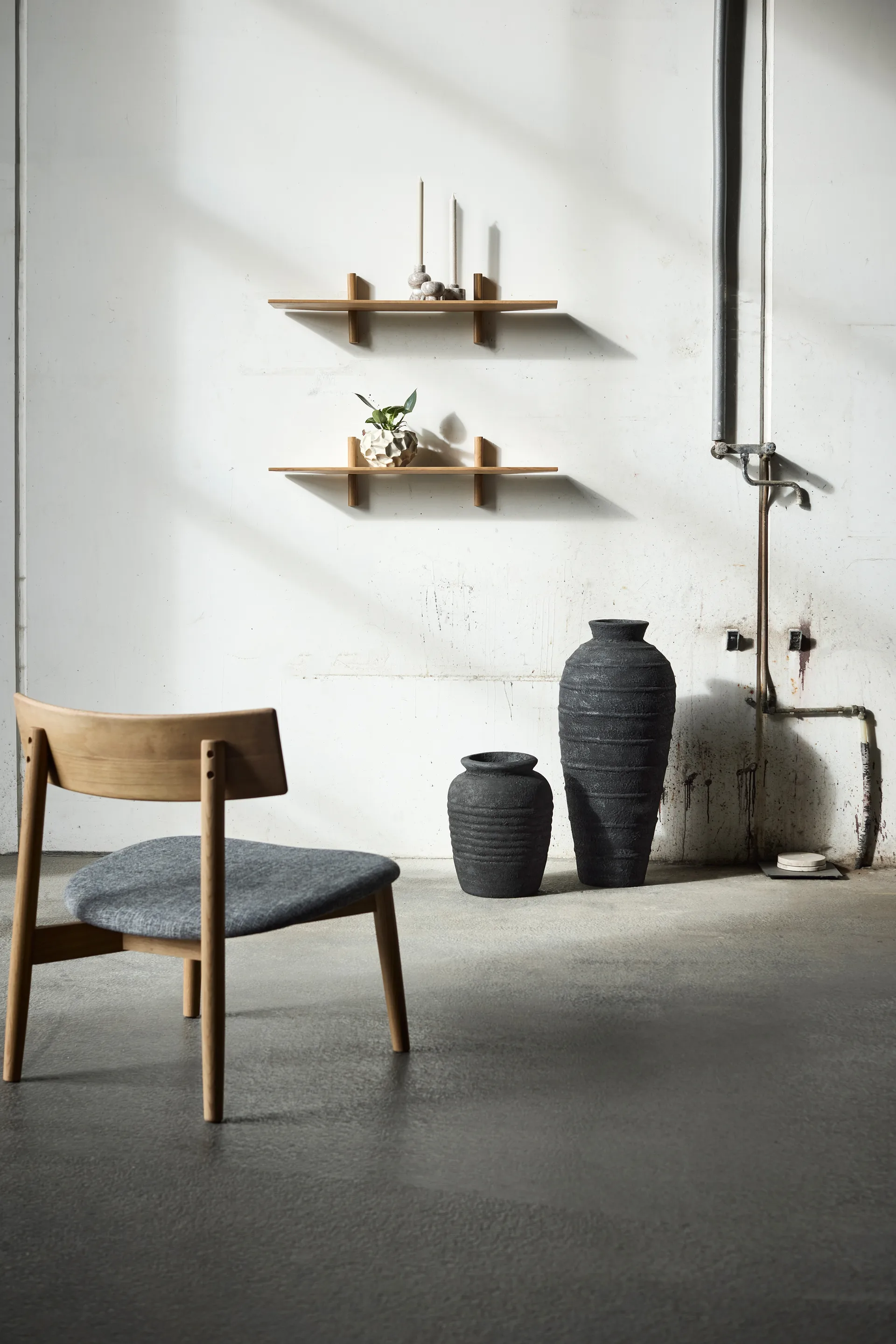 Tetra lounge chair, Tecido cor de betão-carvalho oleado natural MUUBS