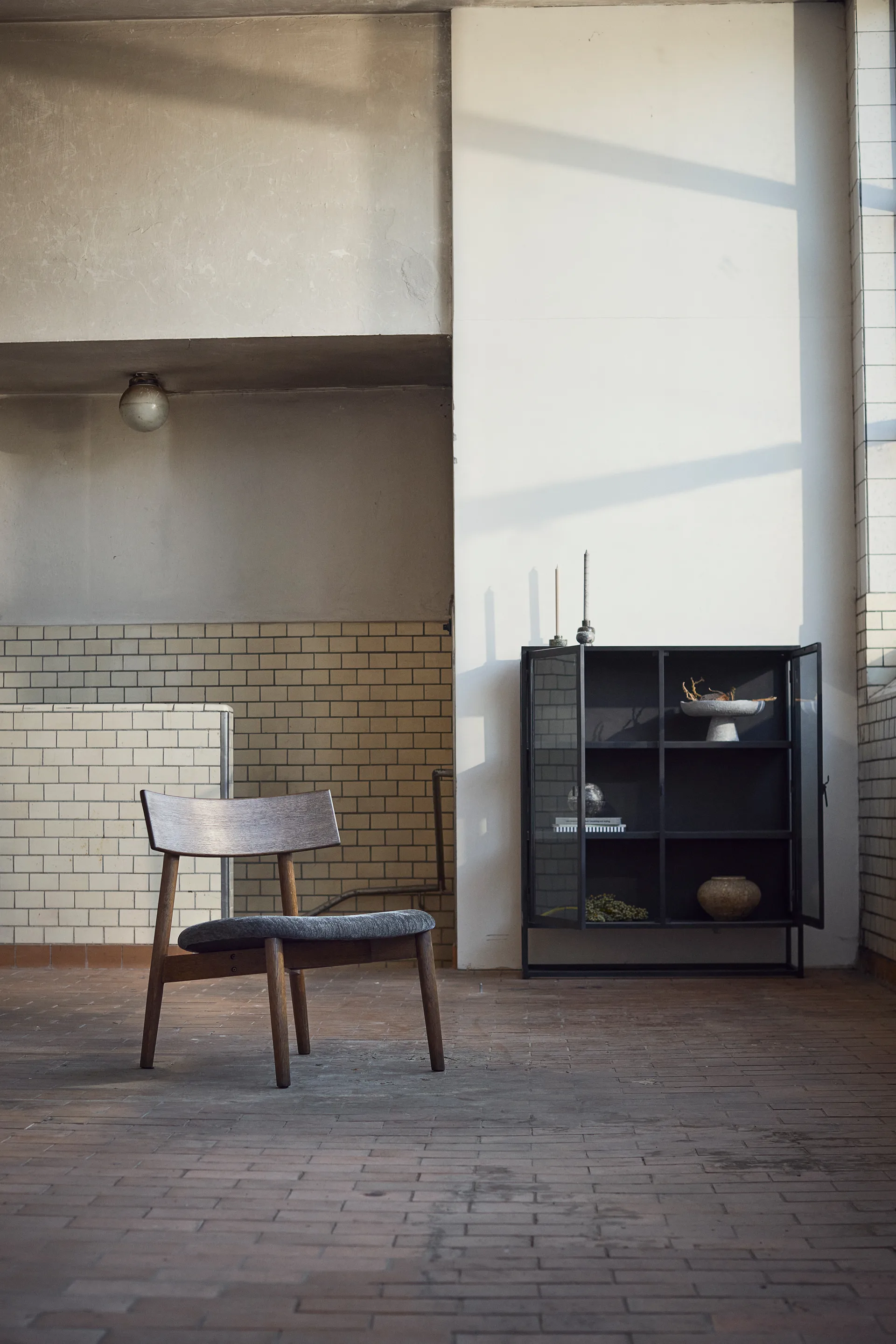 Tetra lounge chair, Tecido cor de granito-carvalho escuro oleado MUUBS