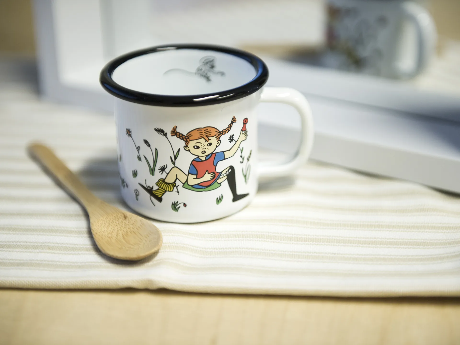 Caneca de esmalte Pippi & Herr Nilsson 1,5 dl, Branco Muurla