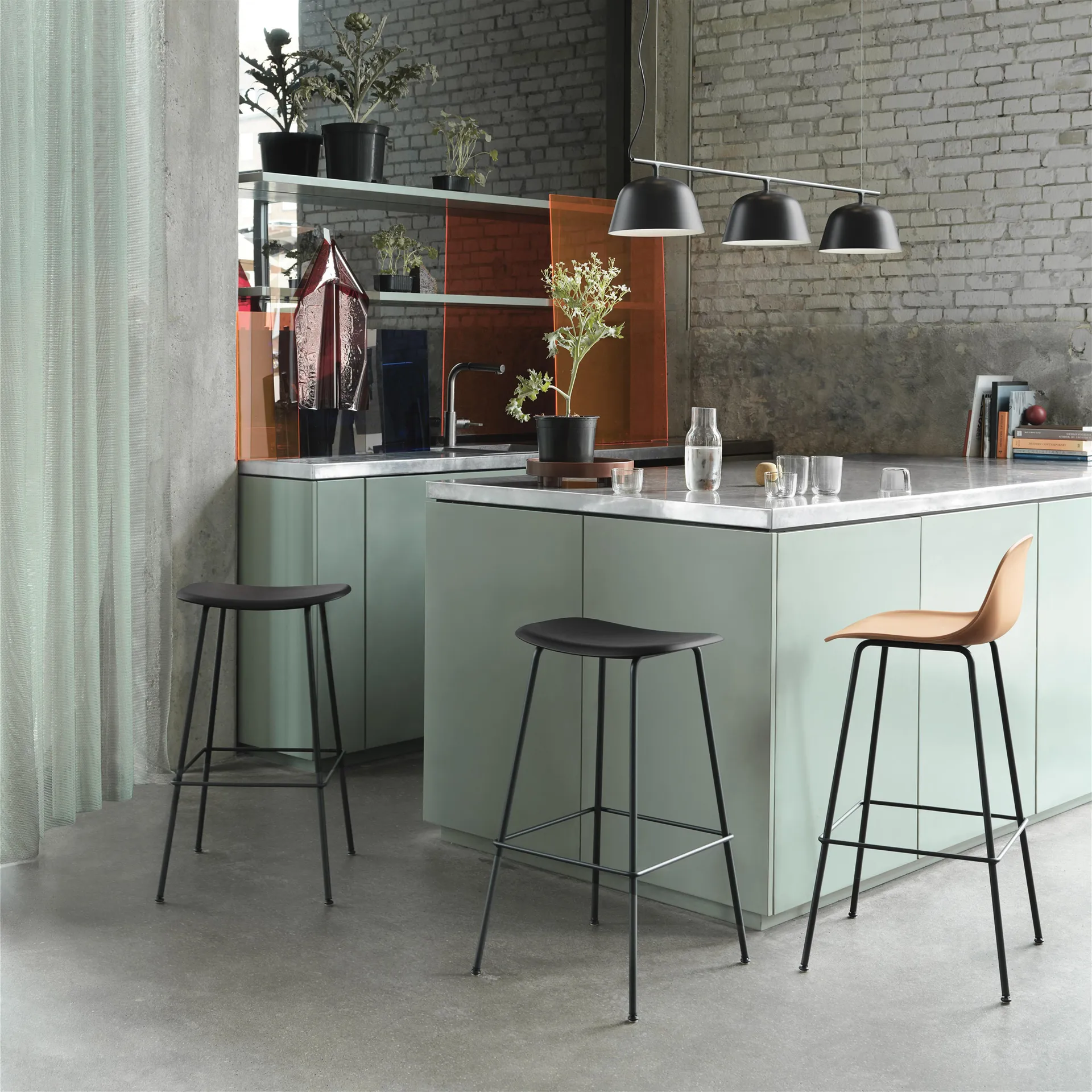 Banco alto Fiber Tube 75 Cm, Preto Muuto