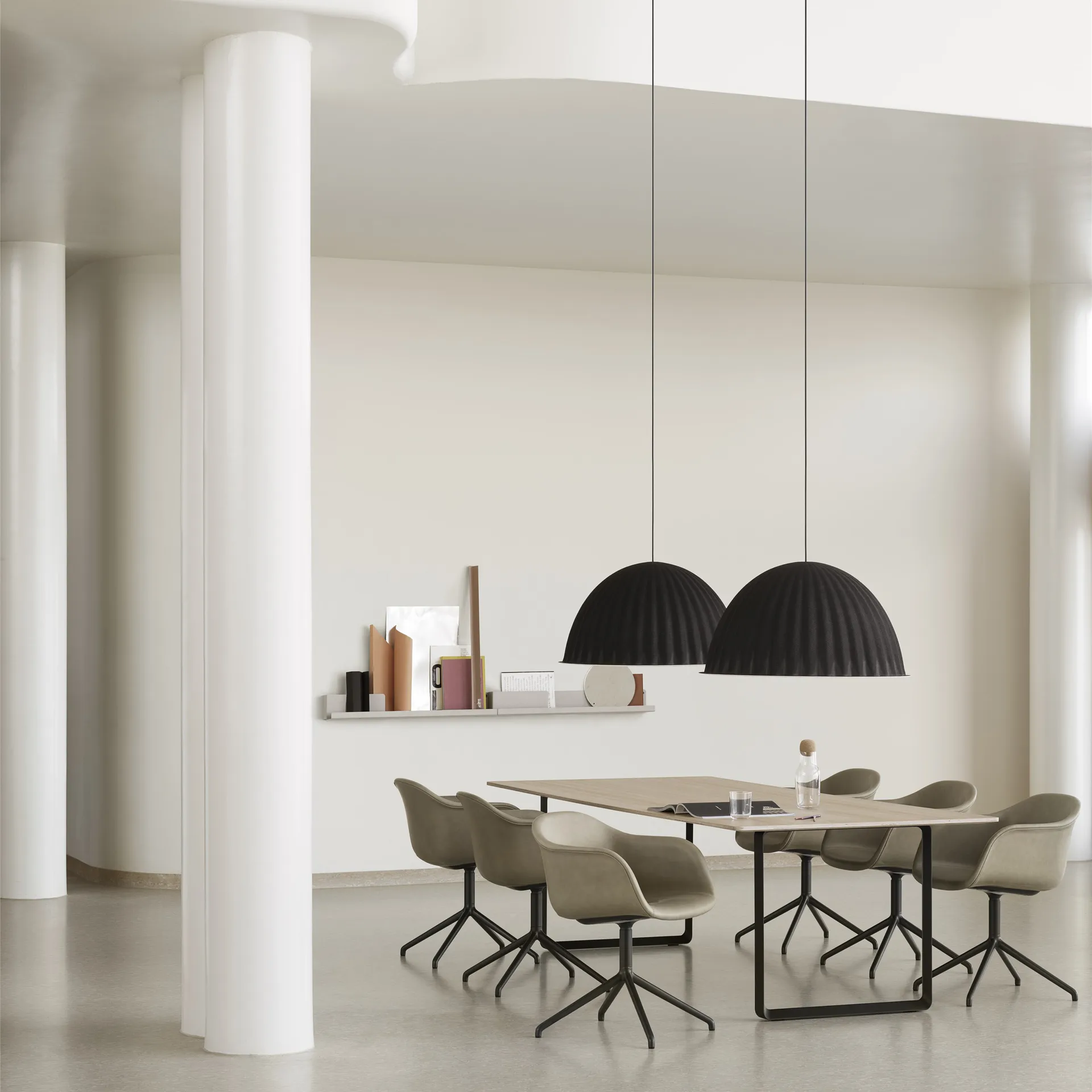 Candeeiro de teto Under the Bell Ø 82 cm, preto Muuto