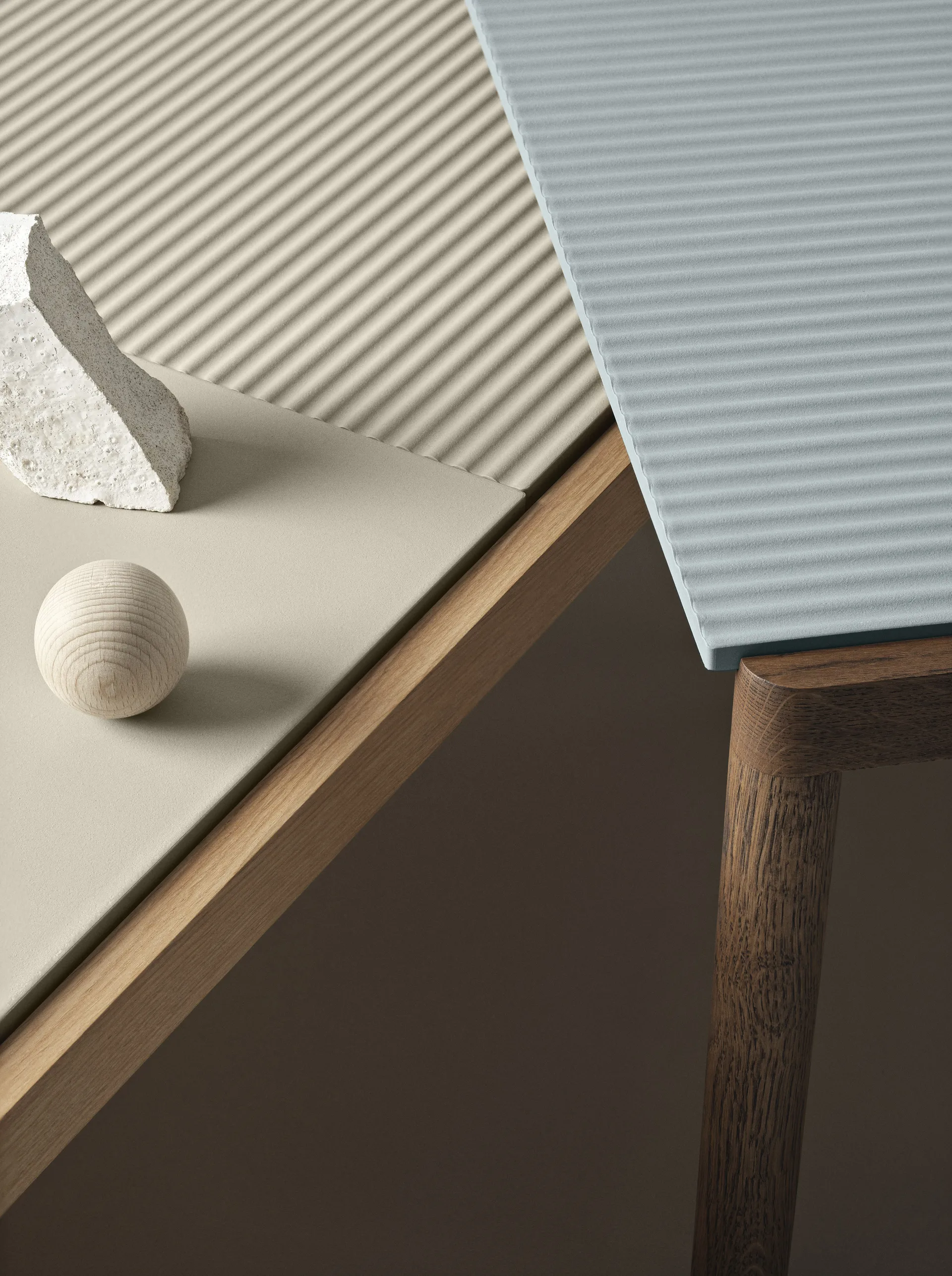 Couple 1 Wavy mesa de centro 40x84x40 cm, Azul pálido-carvalho escuro oleado Muuto