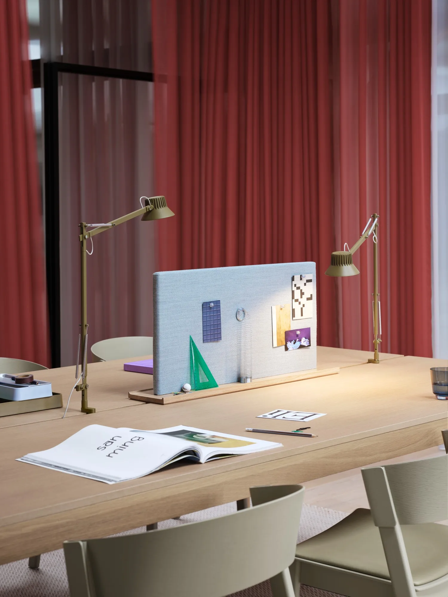 Dedicate L2 lâmpada de mesa com clipe, Castanho Verde Muuto