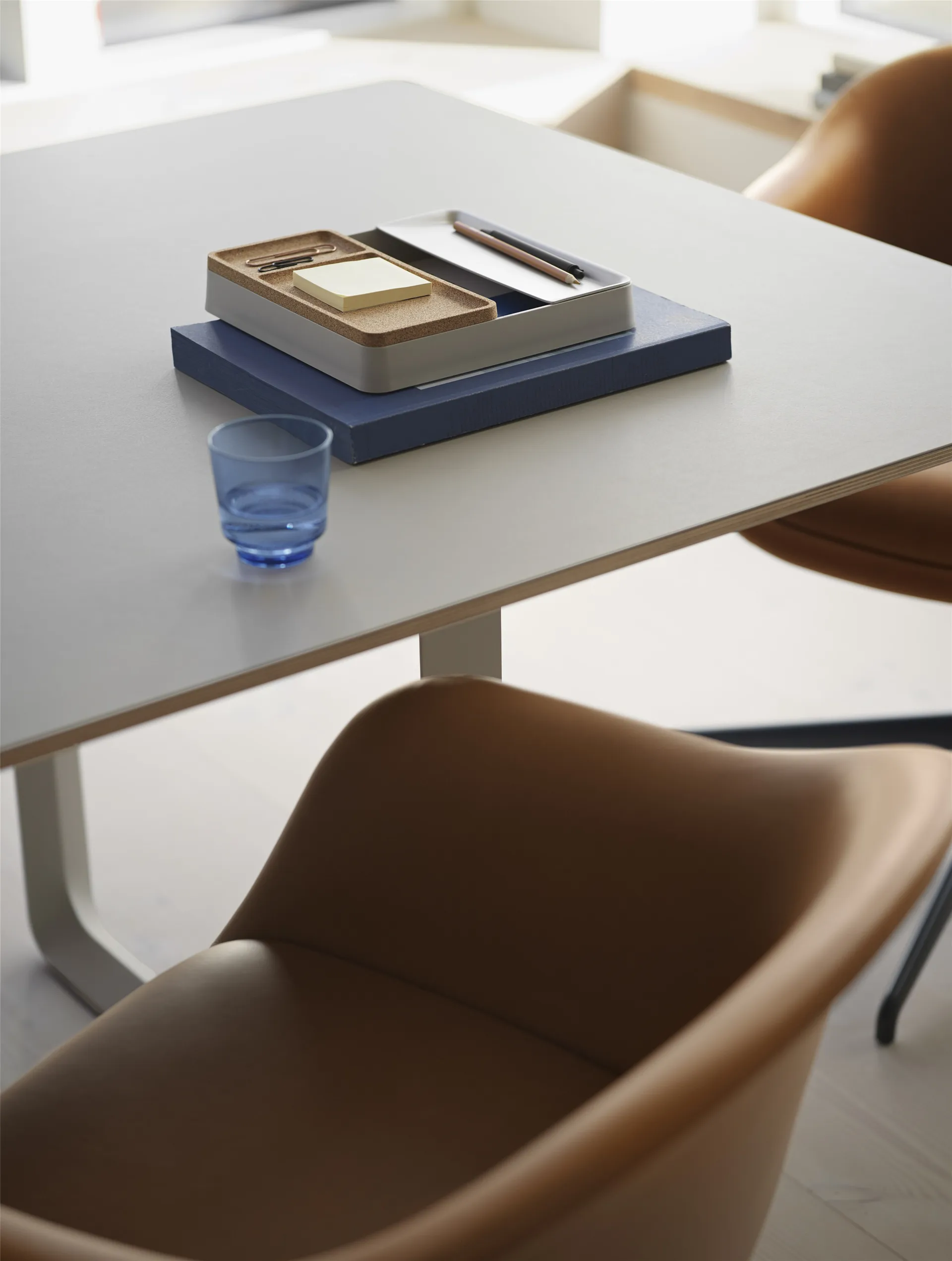 Fiber Conference Poltrona com pés em madeira, Couro Refine conhaque-carvalho Muuto