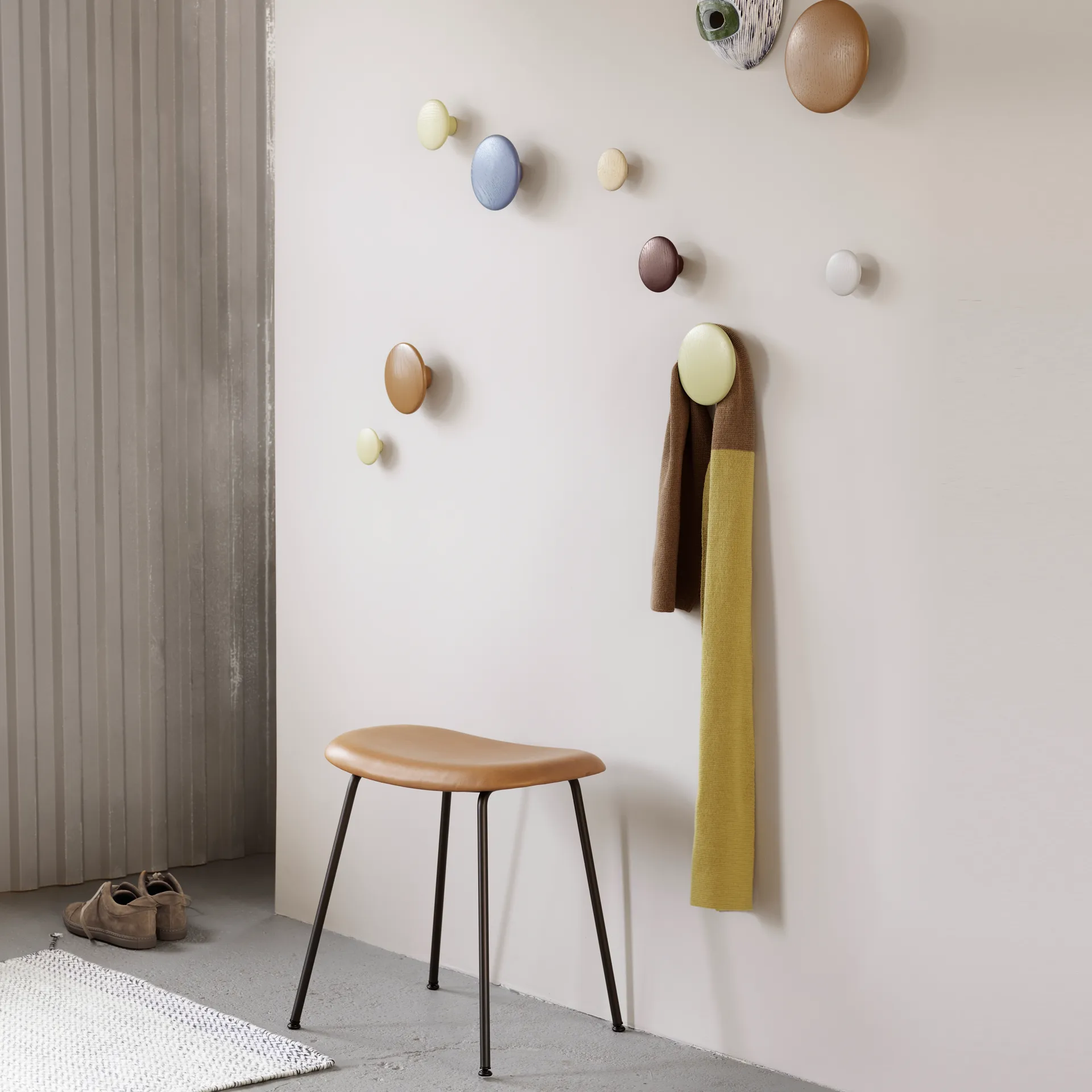 Gancho para roupa bege-verde The Dots, grande Muuto
