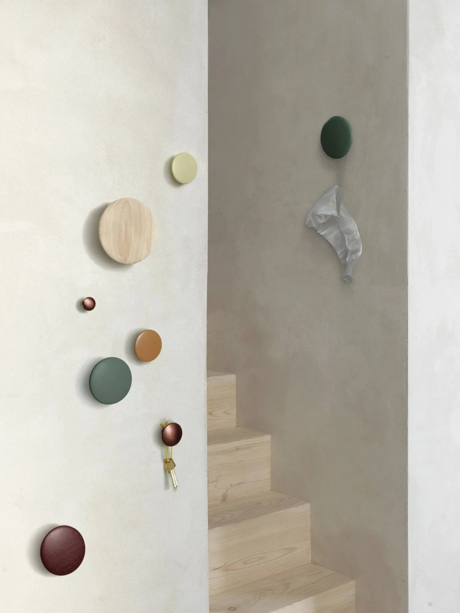 Gancho para roupa cinza The Dots, carvalho médio Muuto