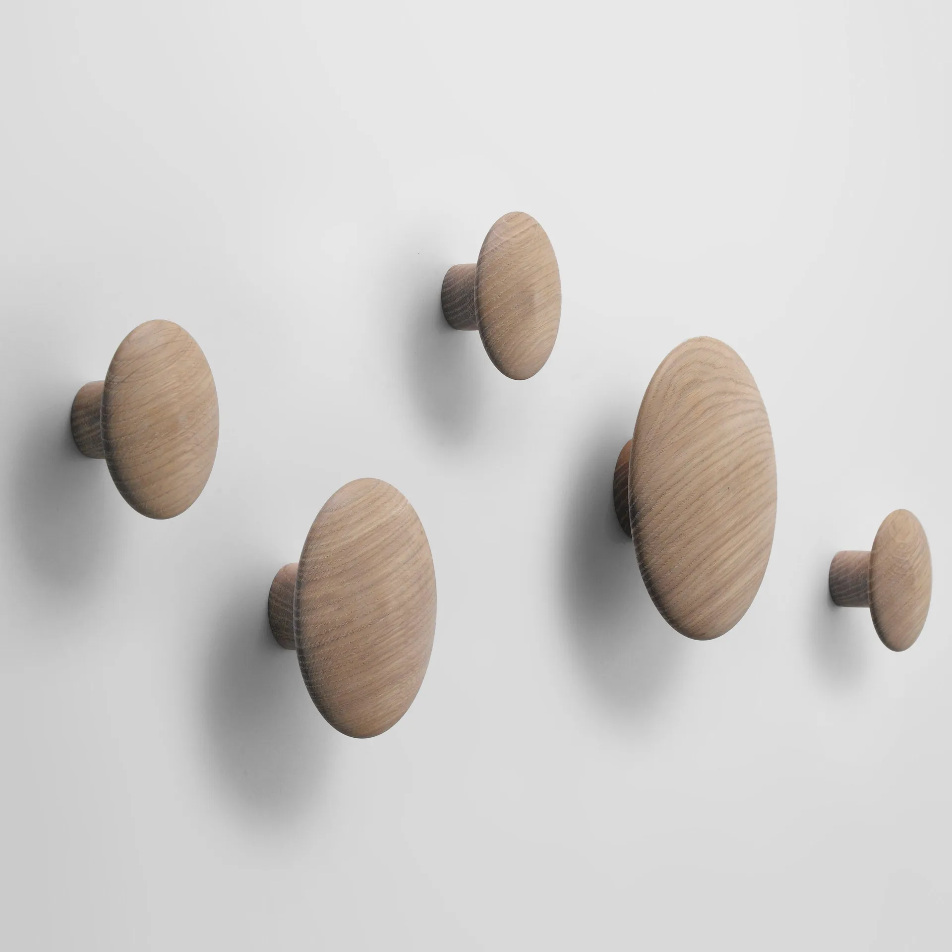 Gancho para roupa cinza The Dots, carvalho pequeno Muuto