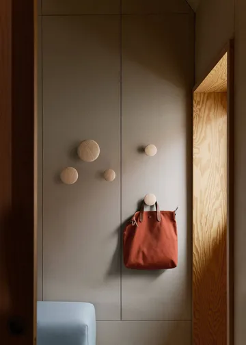Ganchos para roupa The Dots, 5 un. - carvalho - Muuto