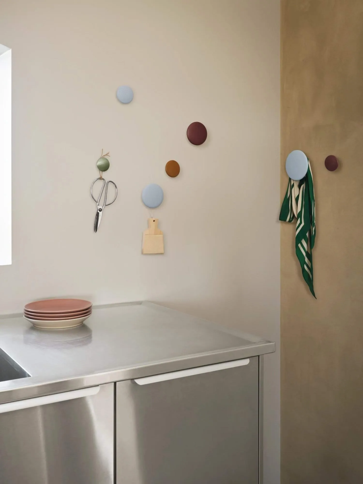 Ganchos para roupa The Dots, 5 un., freixo tingido de preto Muuto